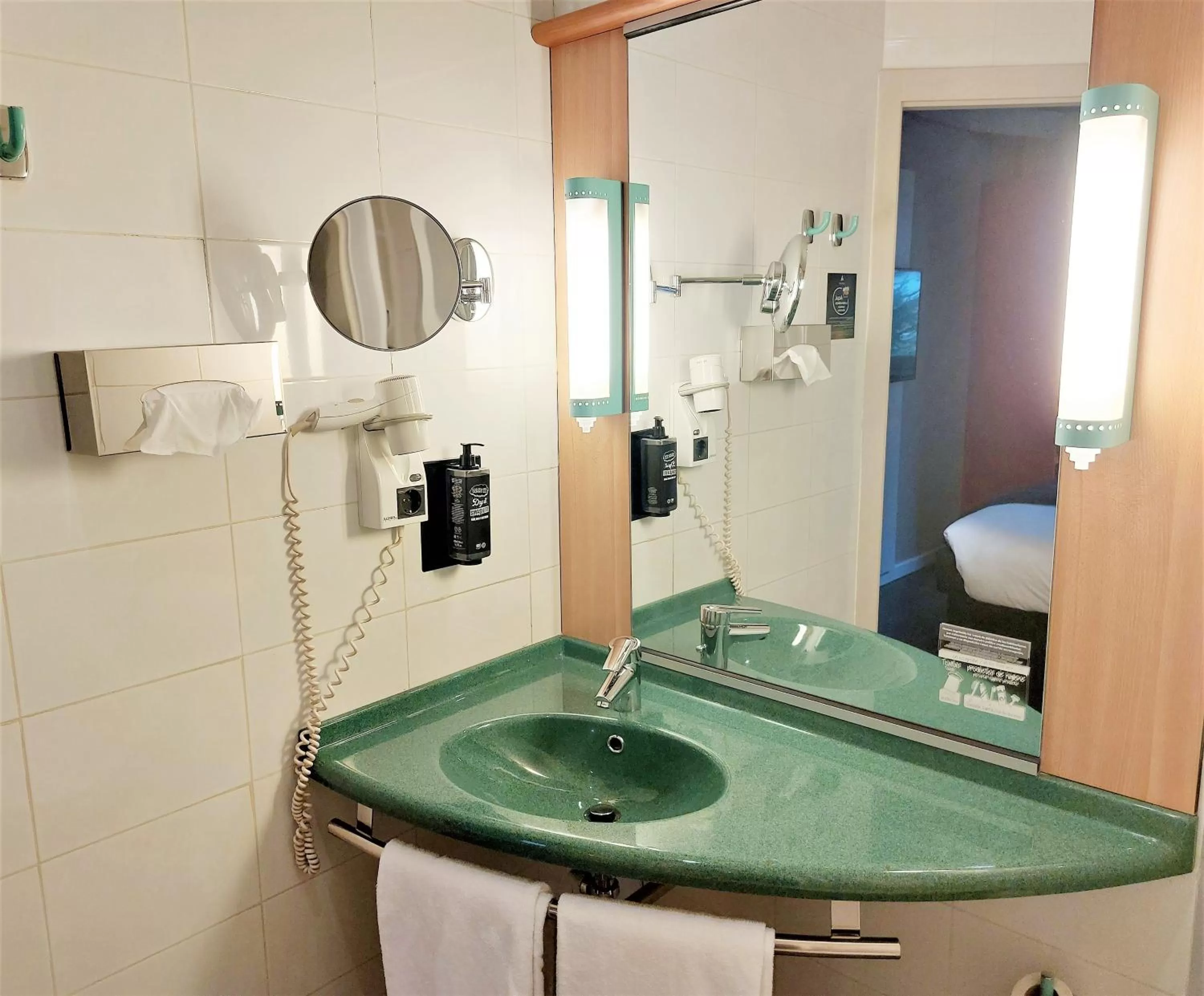 Bathroom in Ibis Madrid Fuenlabrada