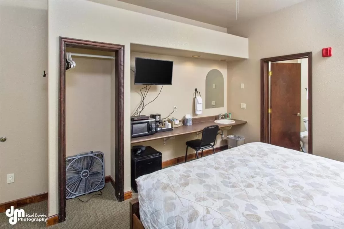 Bed in Kenai Airport Hotel