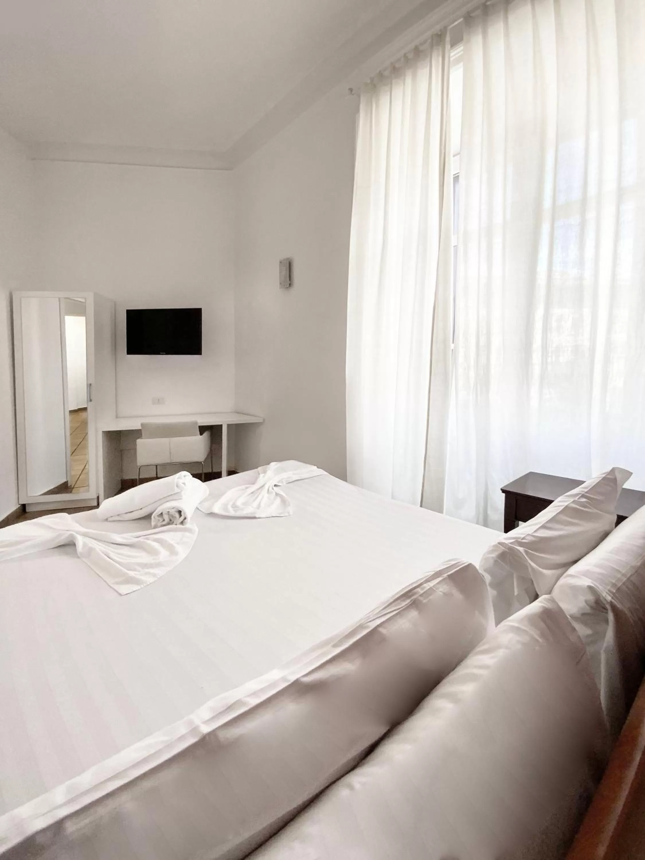 Photo of the whole room, Bed in Roma Resort Colosseum