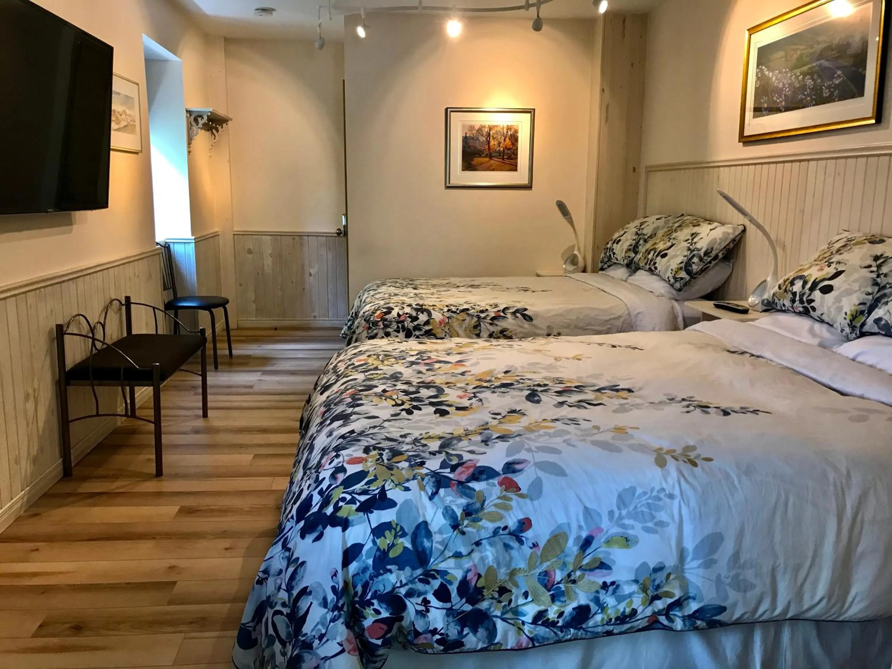 Photo of the whole room, Bed in Auberge du Sault-à-la-Puce