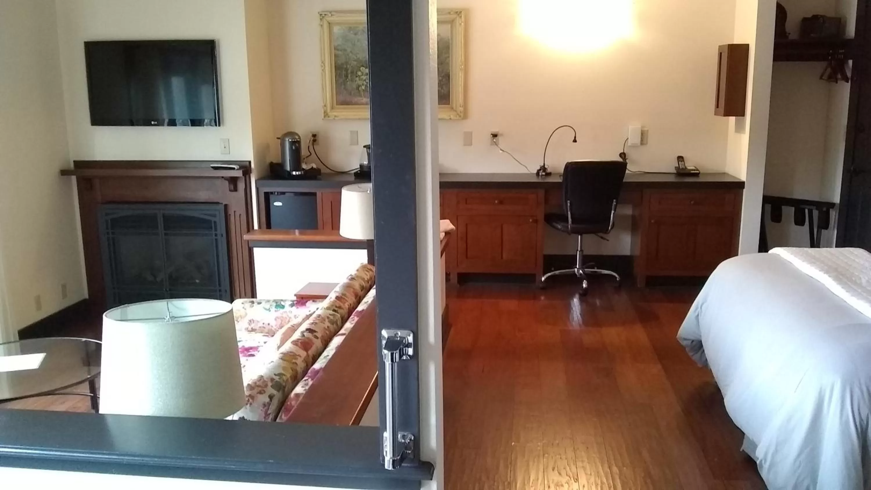 Bed in Noyo Harbor Inn