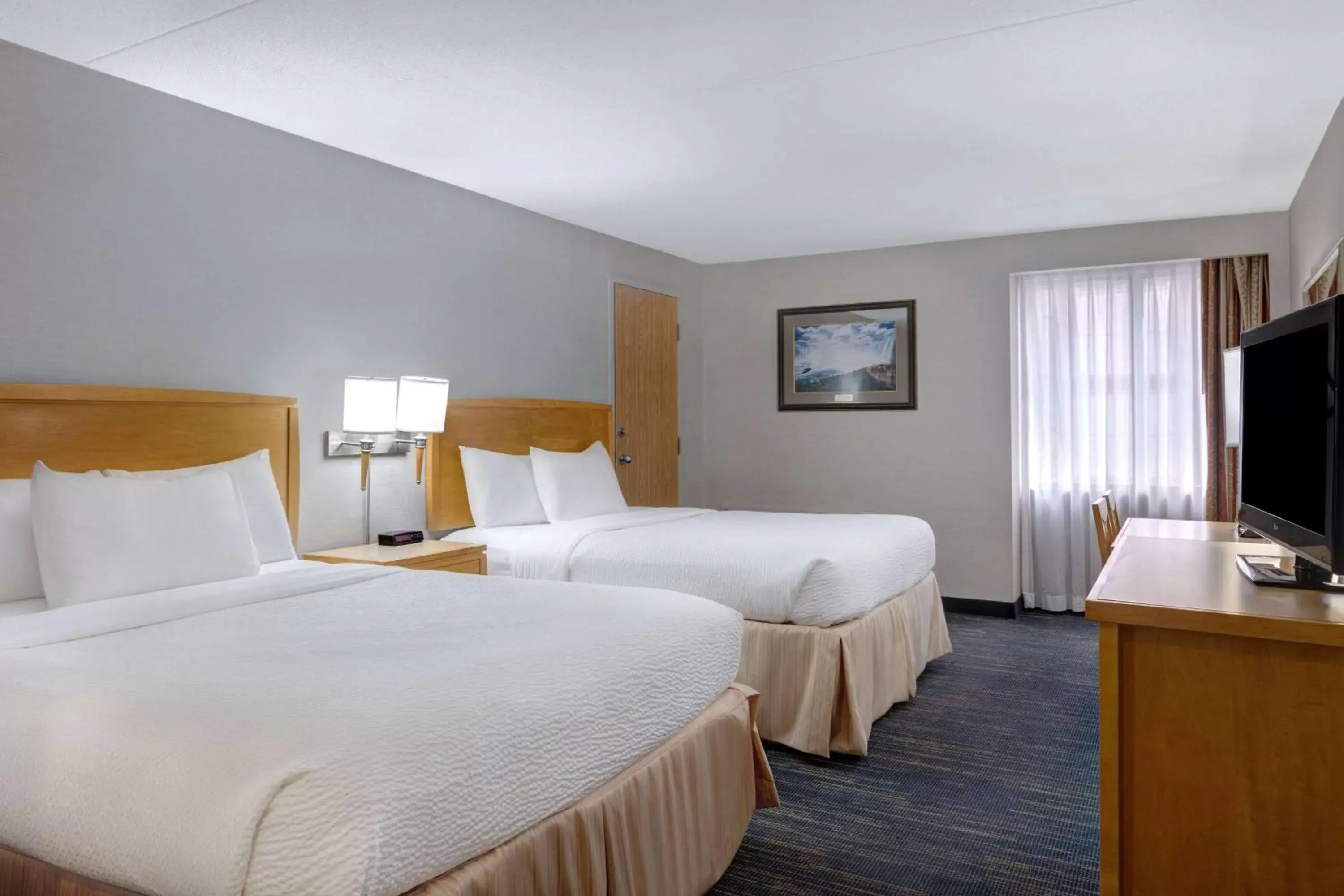 Queen Room with Two Queen Beds - Non-Smoking in Days Inn by Wyndham Niagara Falls Near The Falls Queen Room with Two Queen Beds - Non-Smoking in Days Inn by Wyndham Niagara Falls Near The Falls