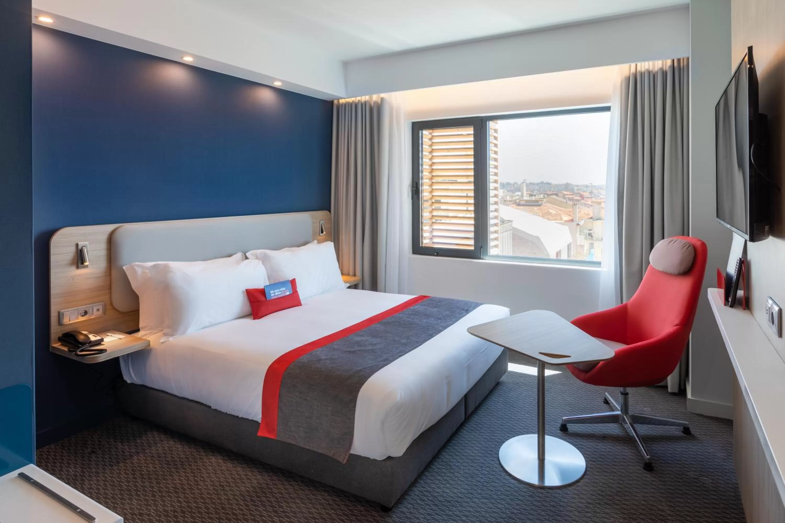 Bedroom, Bed in Holiday Inn Express Porto City Centre by IHG