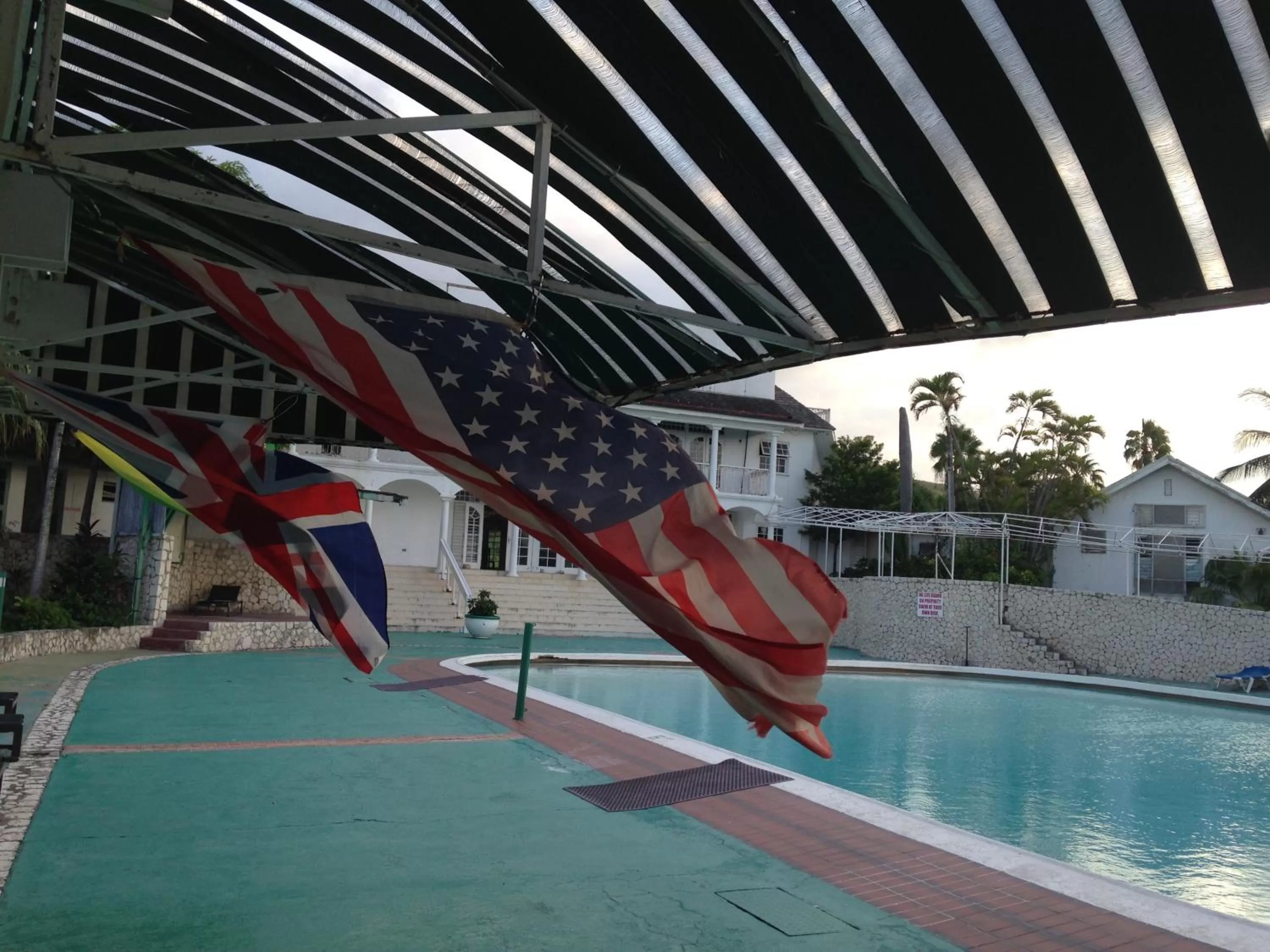 Property building in Seacastles by the beach/pool