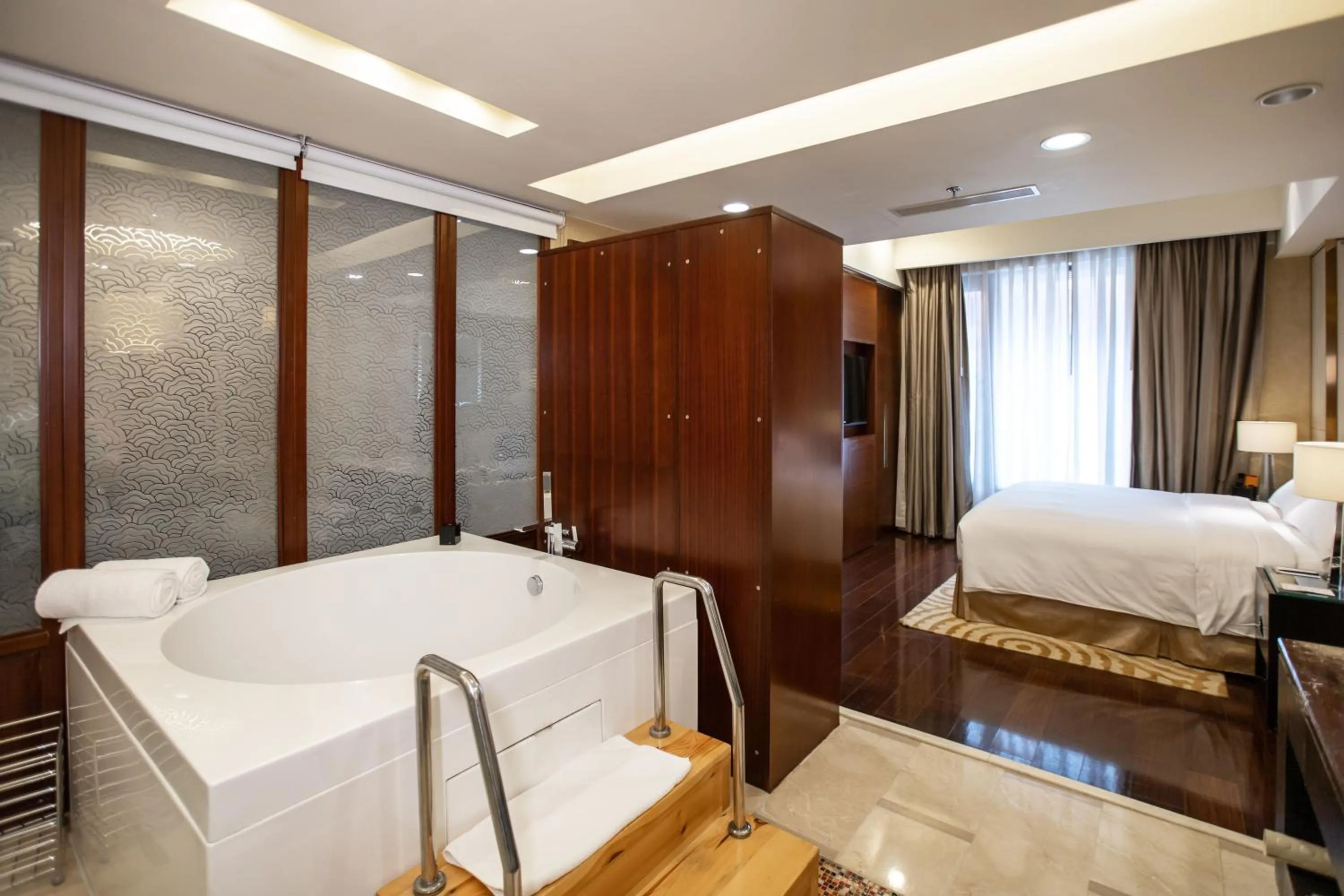 Bathroom, Bed in The Imperial Mansion, Beijing - Marriott Executive Apartments
