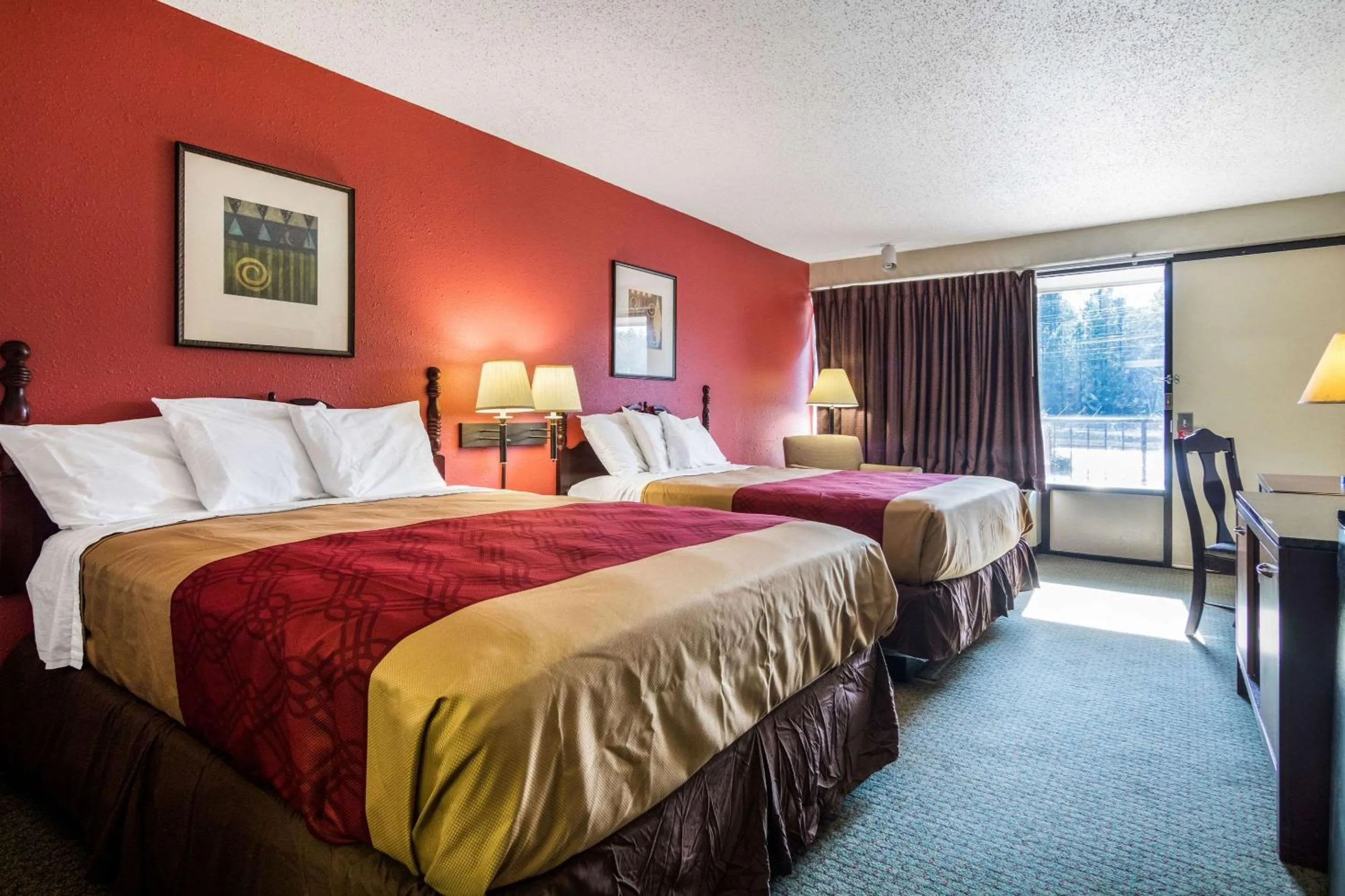 Photo of the whole room, Bed in Econo Lodge Inn & Suites Conference Center Dublin
