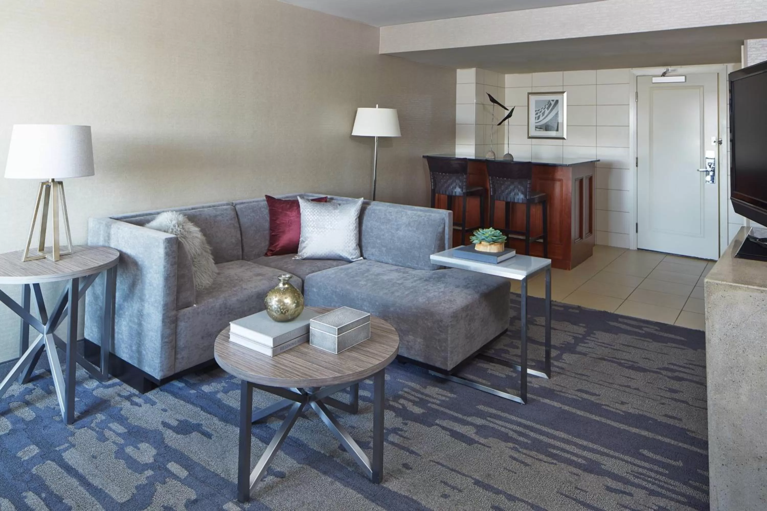 Photo of the whole room in Rochester Airport Marriott