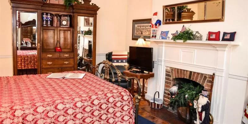 Bed in The Richard Johnston Inn & 1890 Caroline House