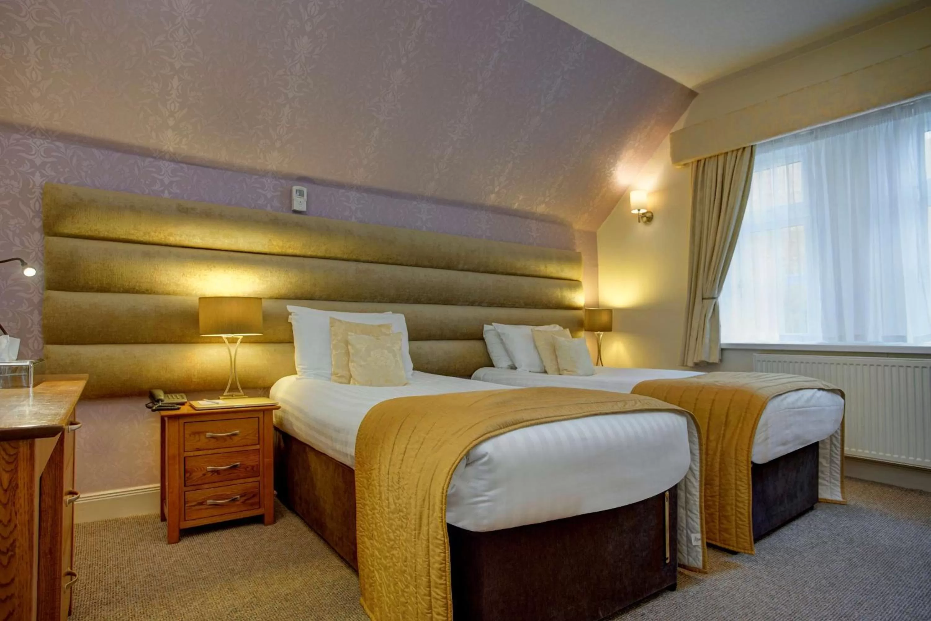 Photo of the whole room, Bed in All Seasons Philipburn, BW Signature Collection