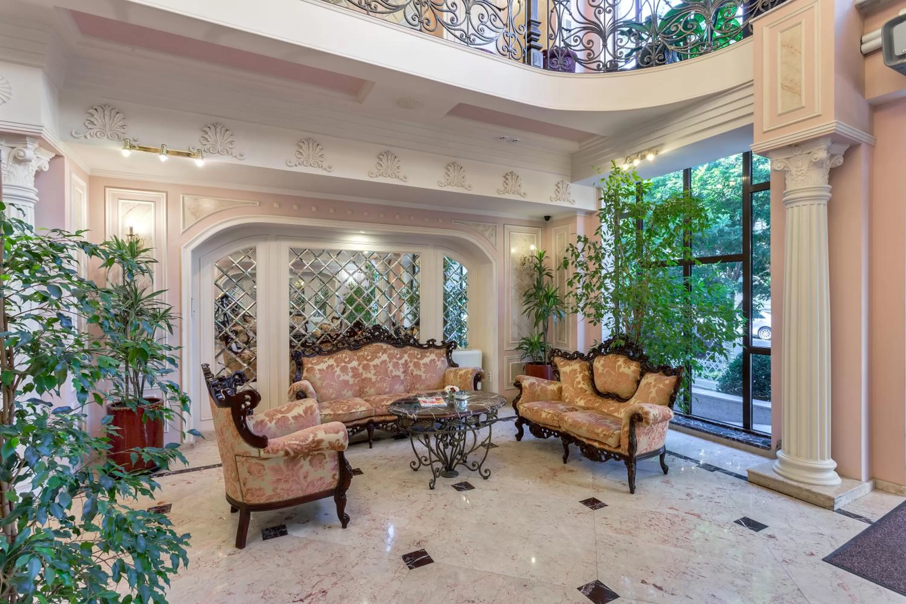 Communal lounge/ TV room in Boutique Hotel California