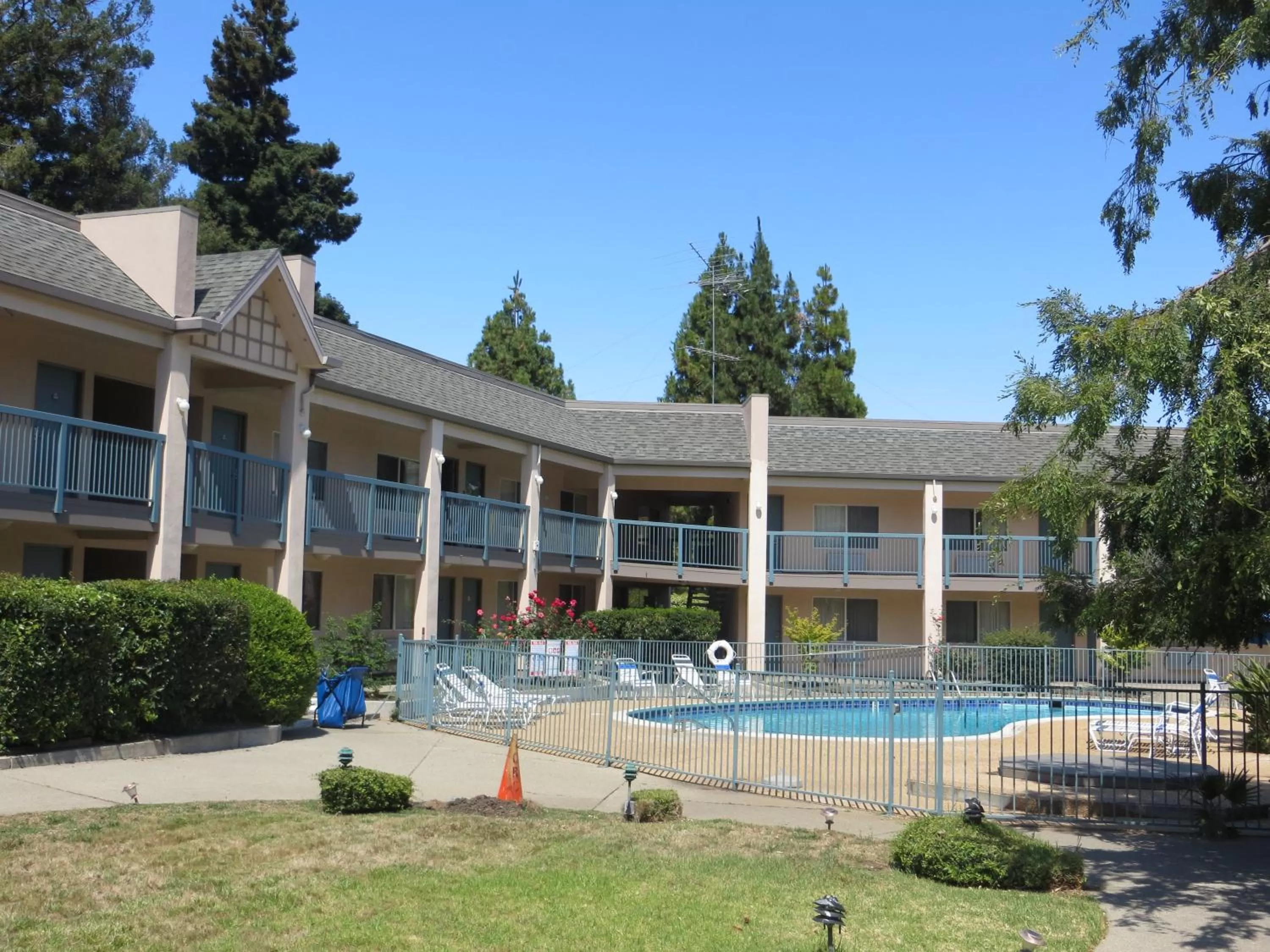 Property building in Days Inn by Wyndham Redwood City