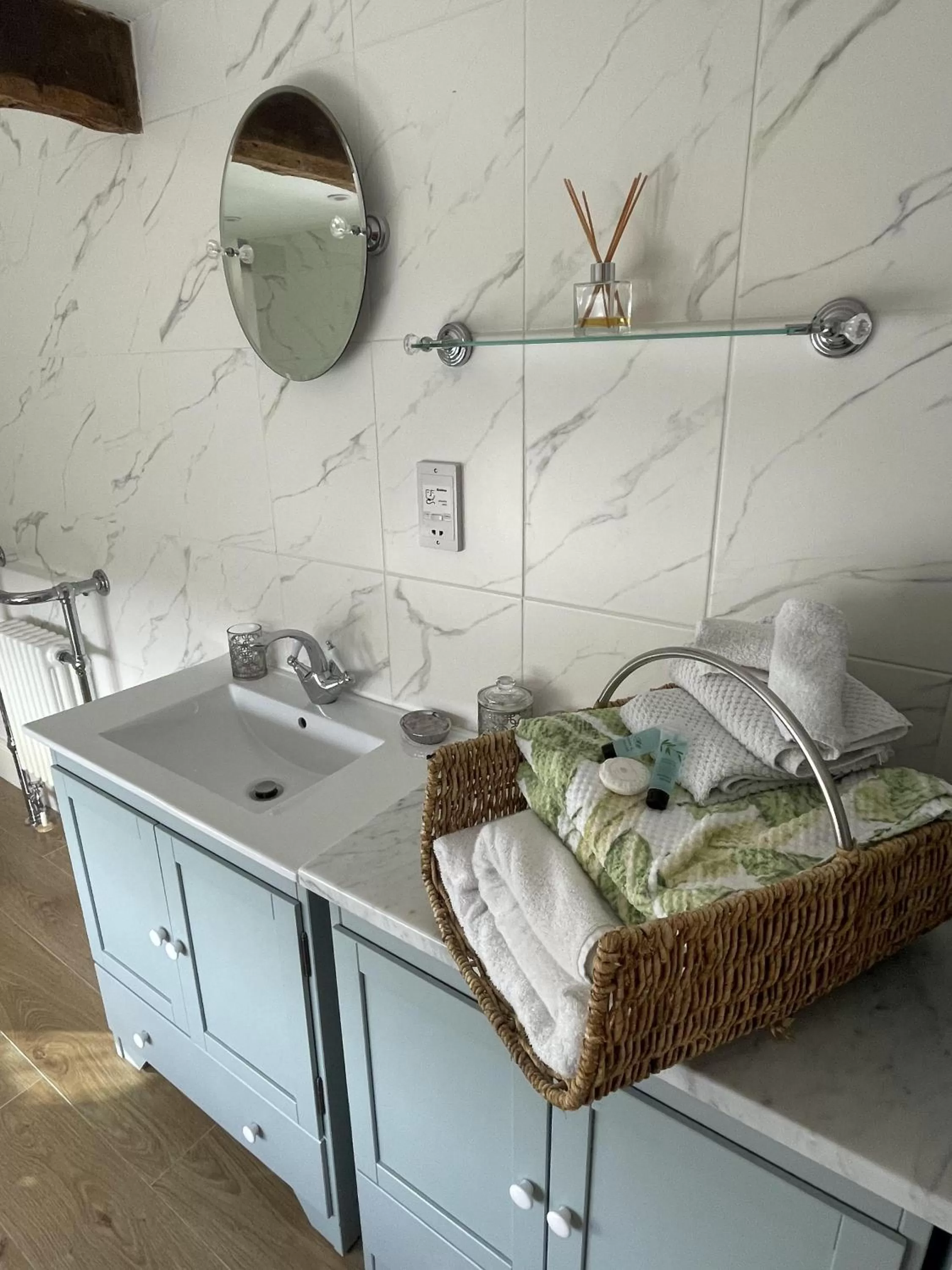 Bathroom, Bed in Eagle House - Award Winning B&B and Apartment