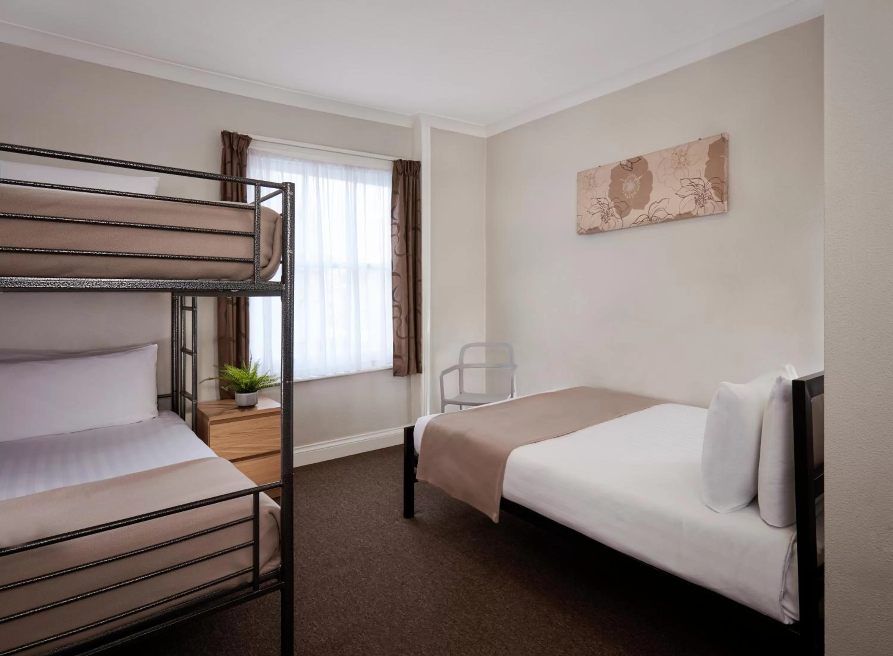 Bedroom, Bed in Lords Hotel