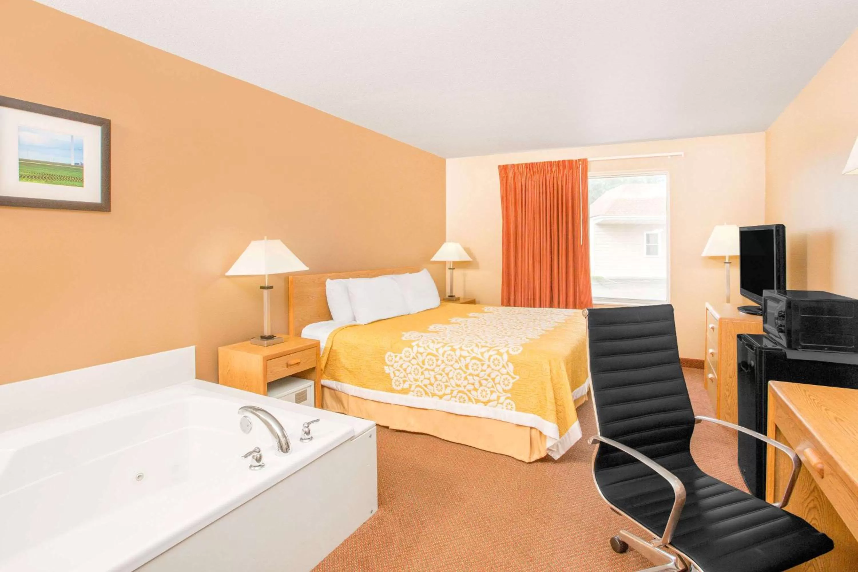 Photo of the whole room, Bed in Days Inn by Wyndham Worthington
