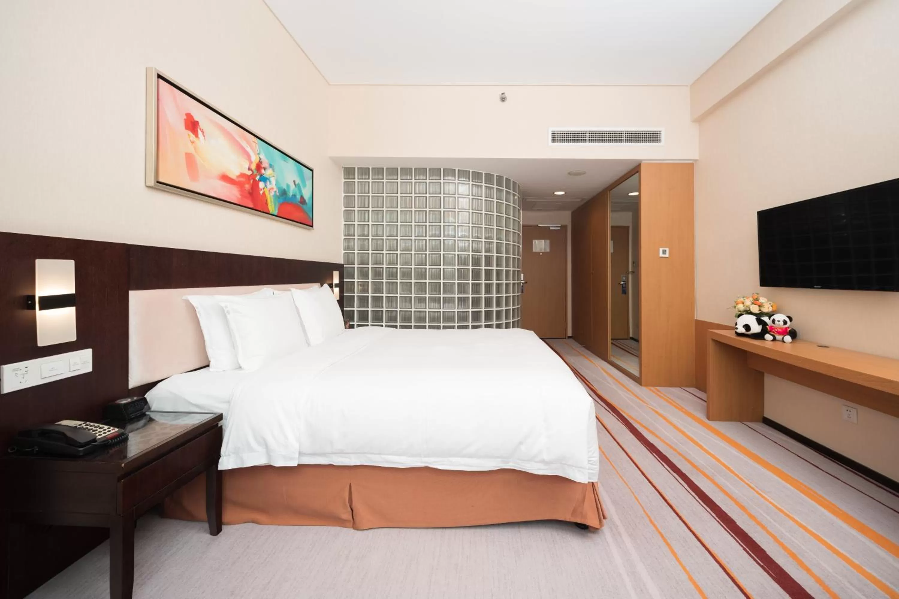 Photo of the whole room, Bed in Holiday Inn Express Chengdu Gulou-Tianfu Square Chunxi Road Branch