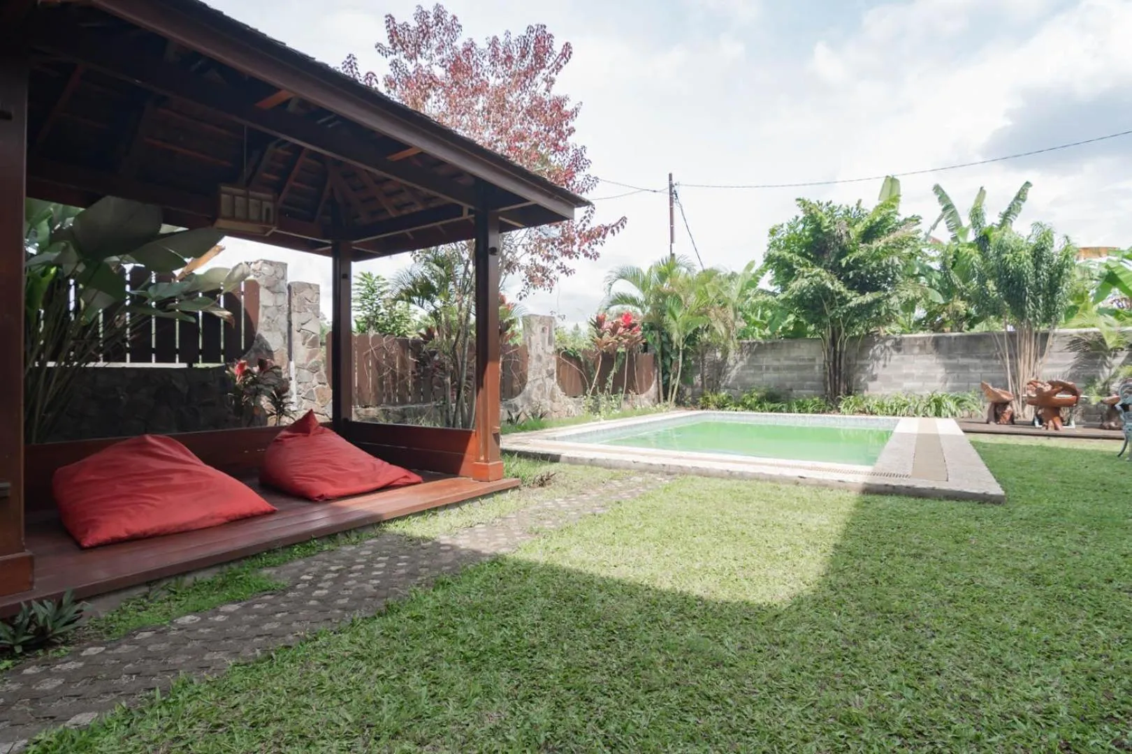 Garden in RedDoorz Plus near Dago Pakar