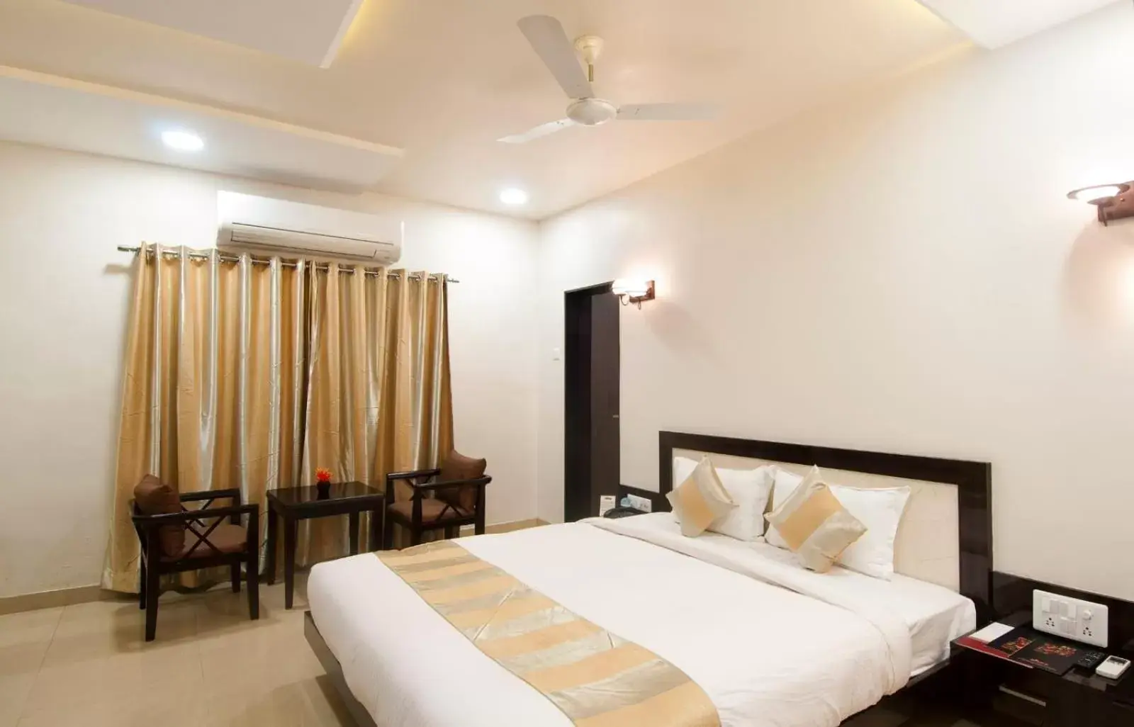 Deluxe Room - single occupancy in Hotel The Sudesh Deluxe Room - single occupancy in Hotel The Sudesh