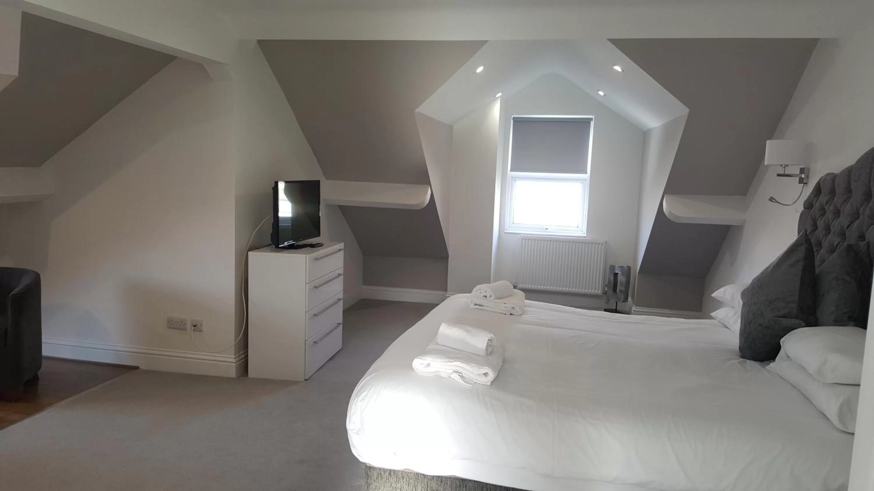 Photo of the whole room, Bed in The York Hotel