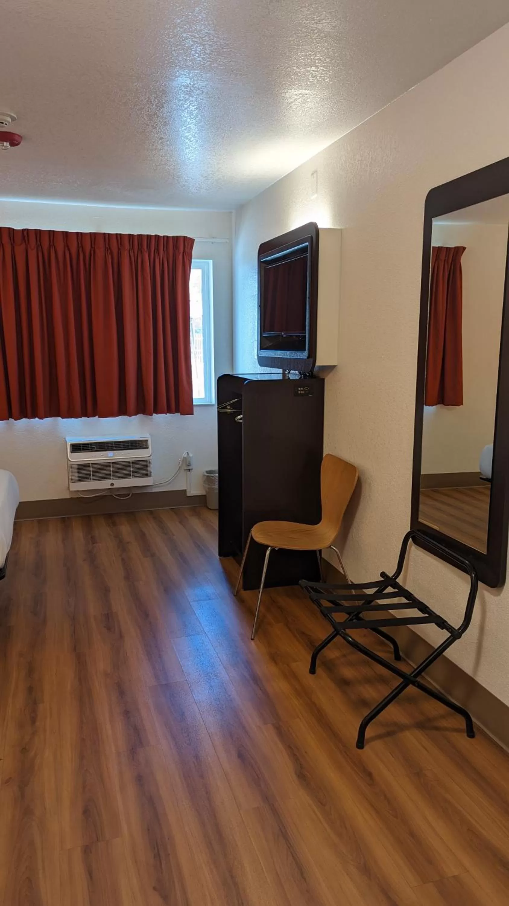 TV/Entertainment Center in Hilltop Hotel