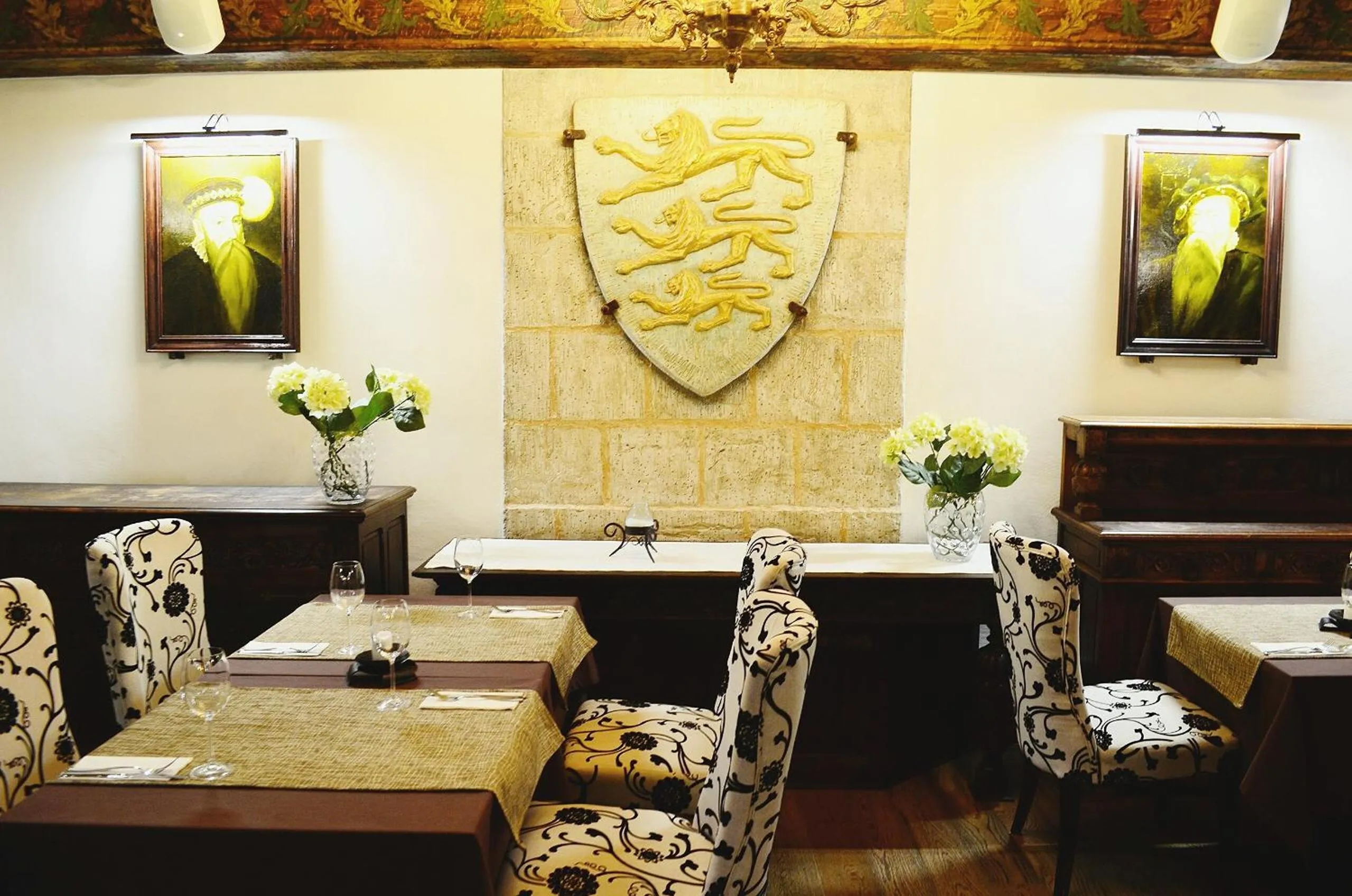 Restaurant/places to eat in Three Crowns Residents