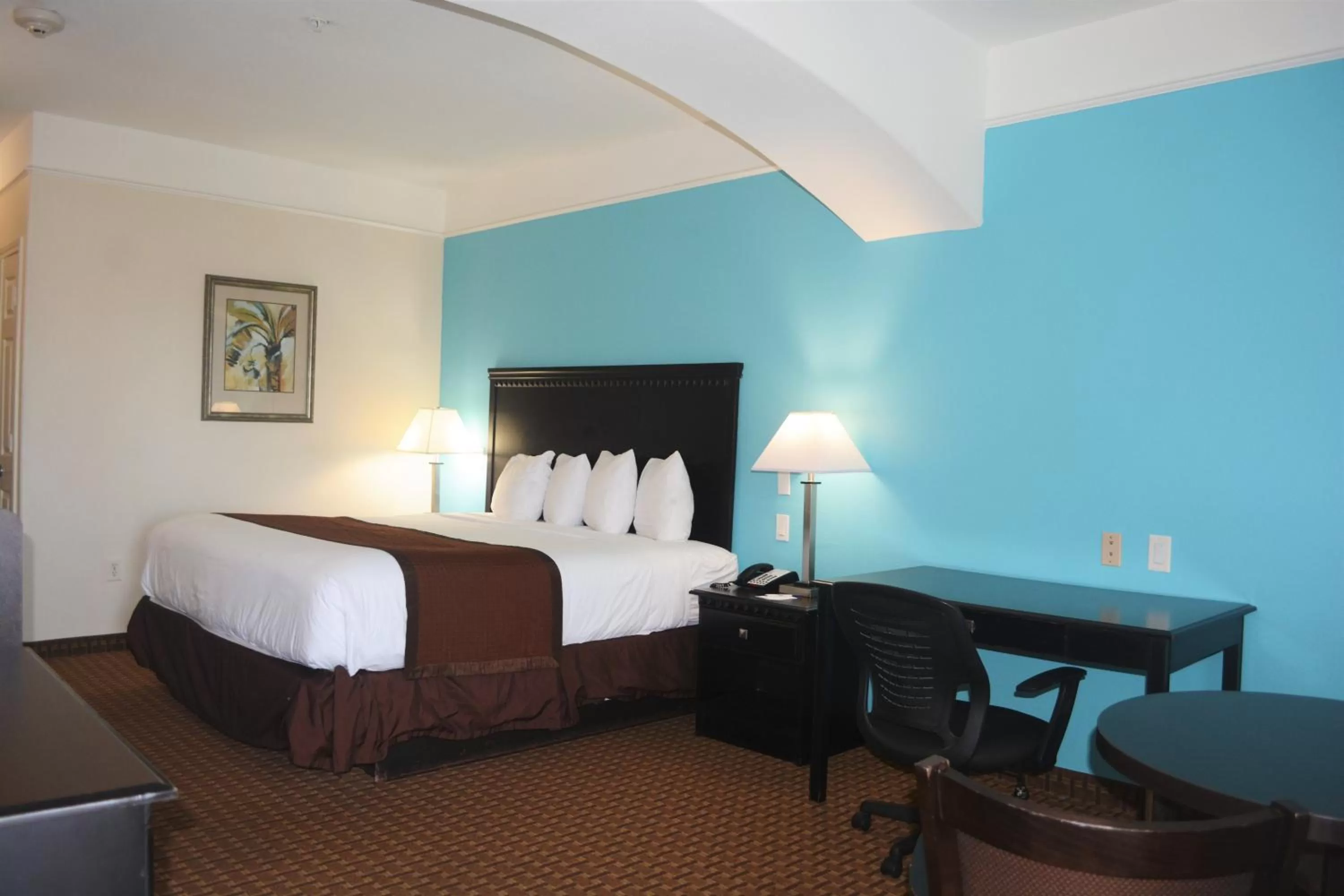 Photo of the whole room, Bed in Baymont by Wyndham Galveston