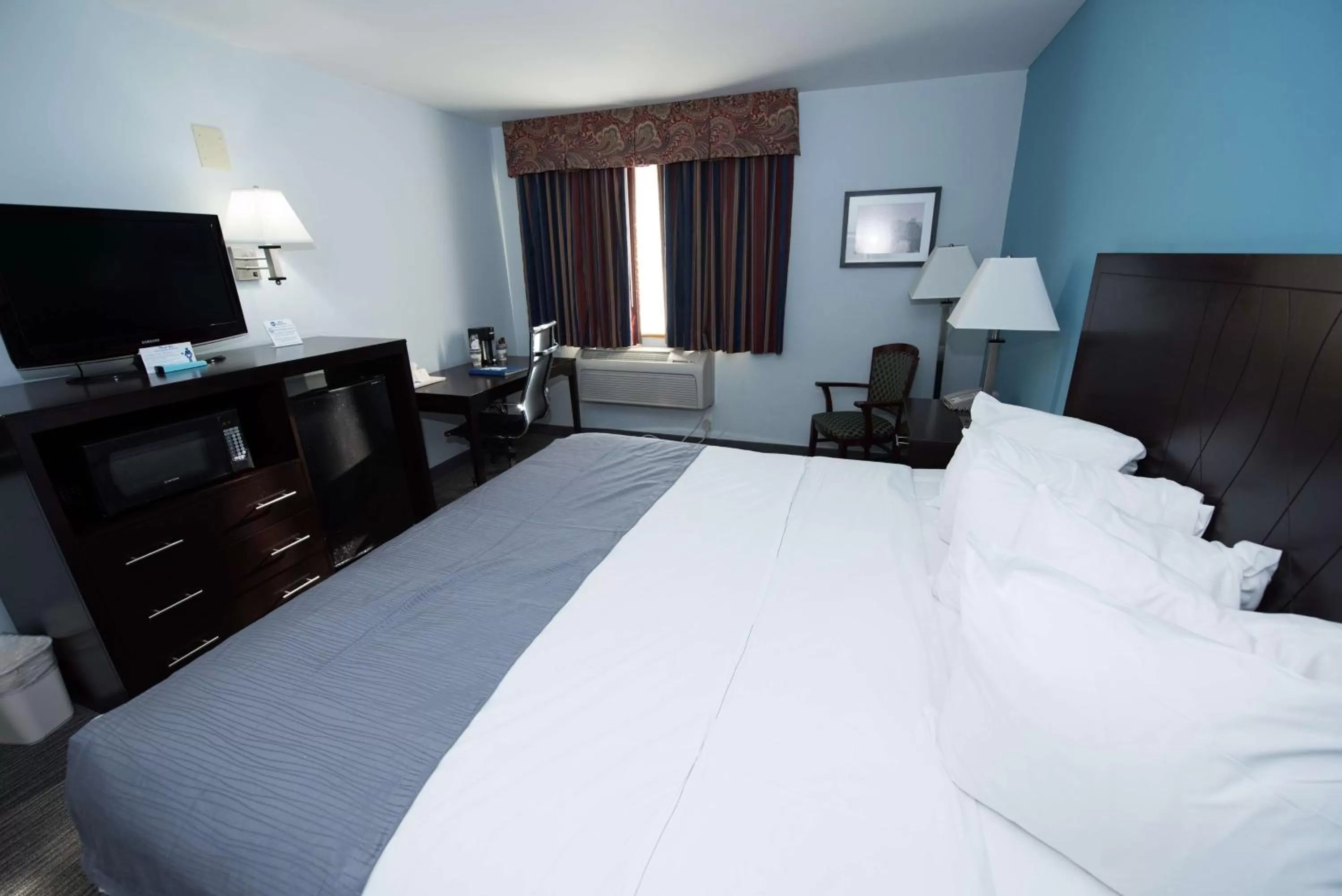 Queen Room with Roll-In Shower - Mobility Accessible/Non-Smoking in Best Western New Baltimore Inn