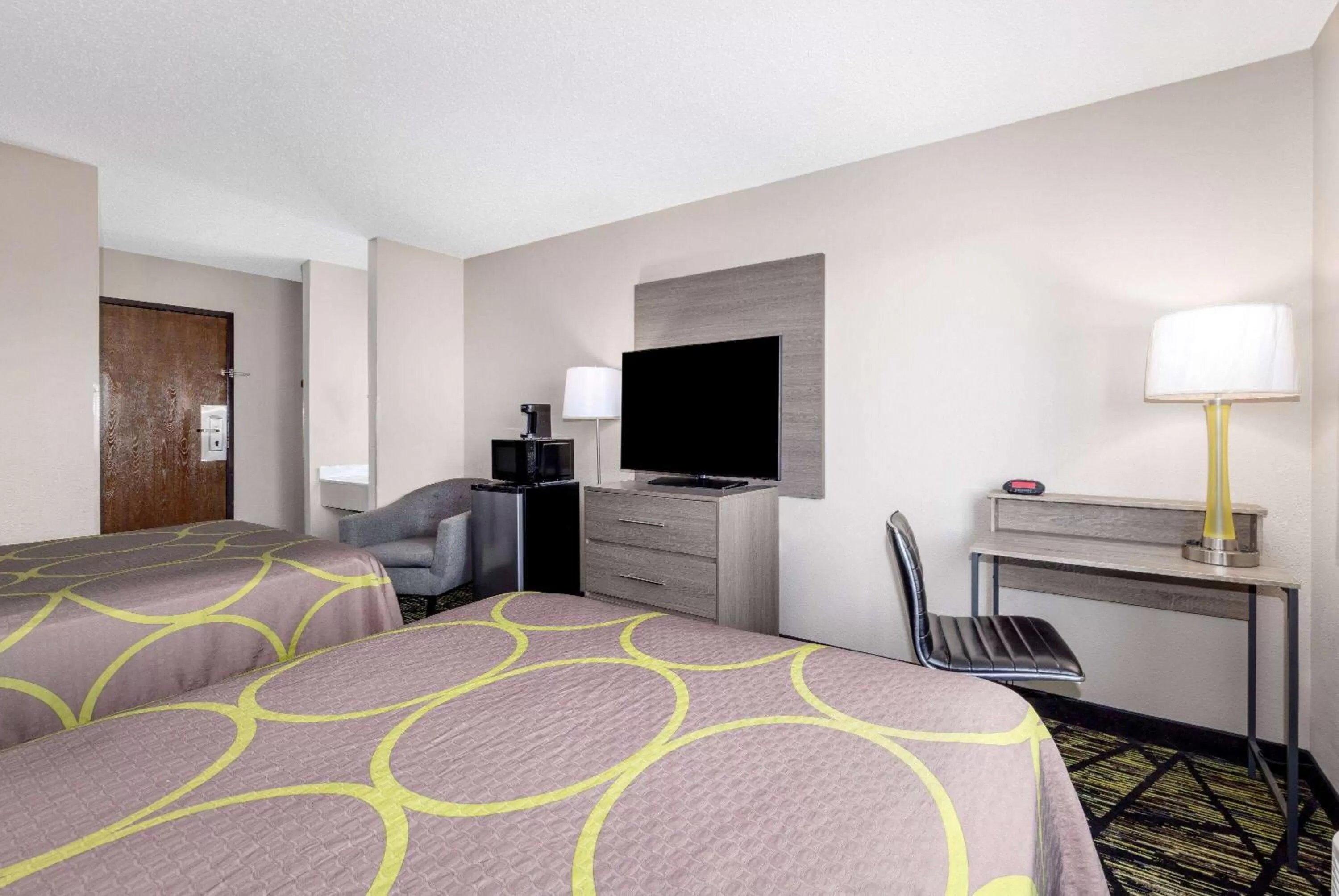 Photo of the whole room, Bed in Super 8 by Wyndham Pratt