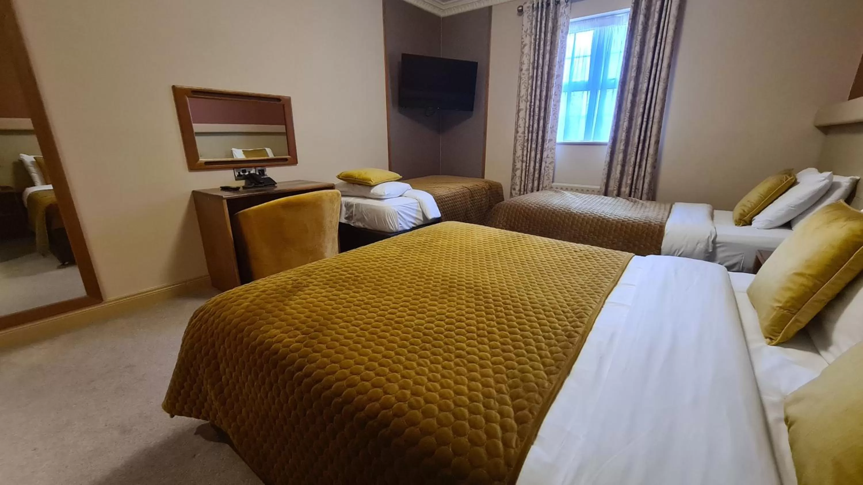 Bedroom, Bed in The Farnham Arms Hotel