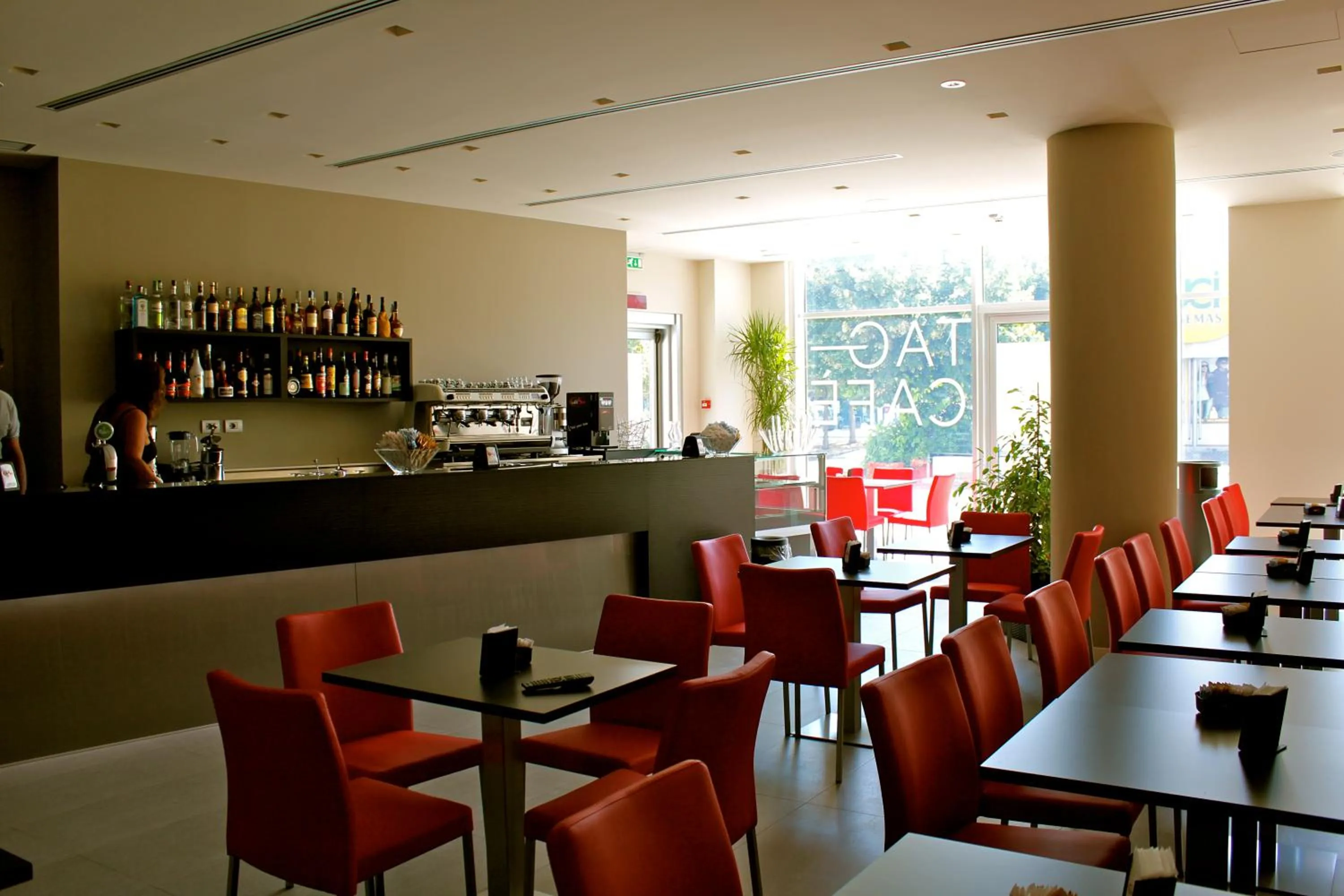 Restaurant/places to eat in Tag Hotel