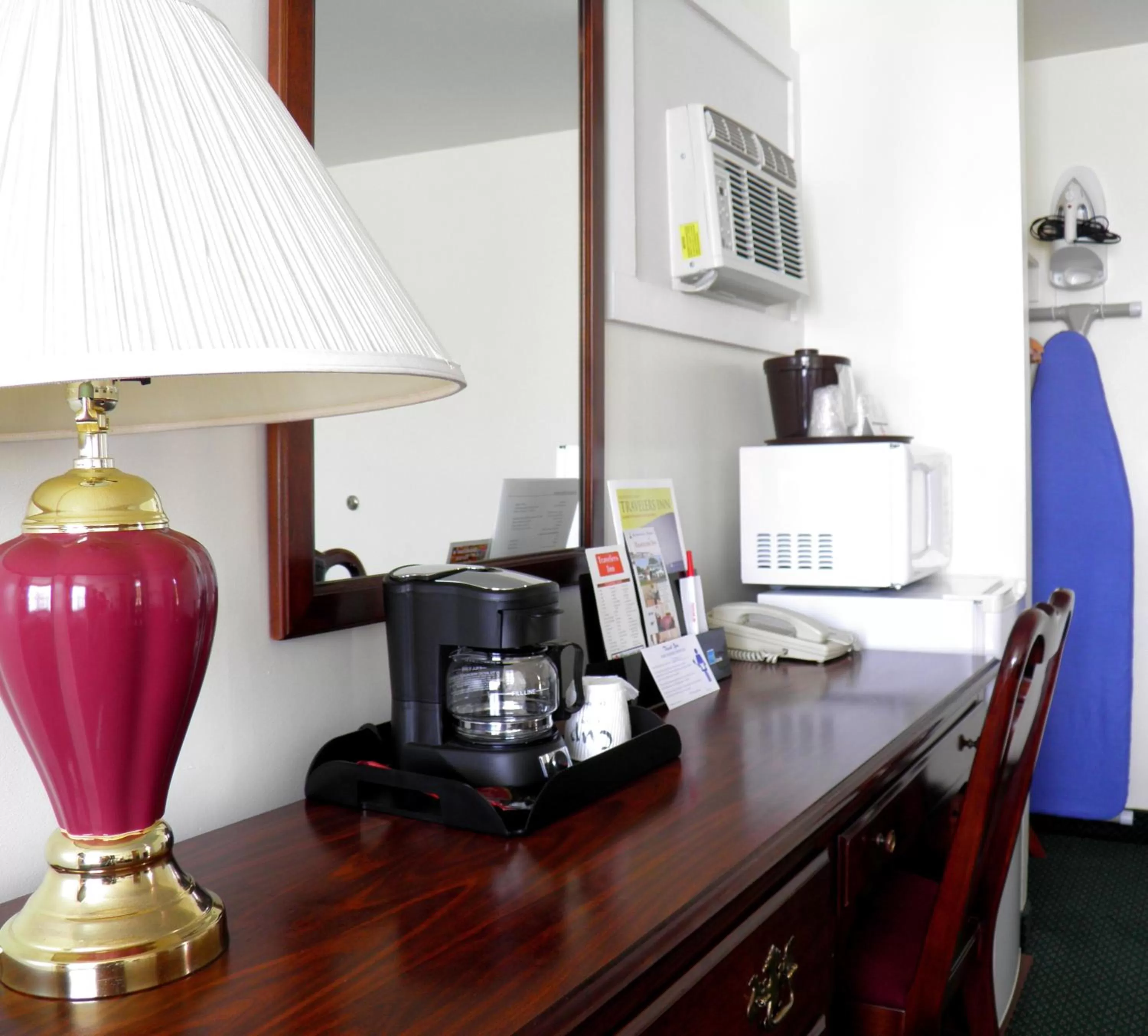 Bedroom in Travelers Inn