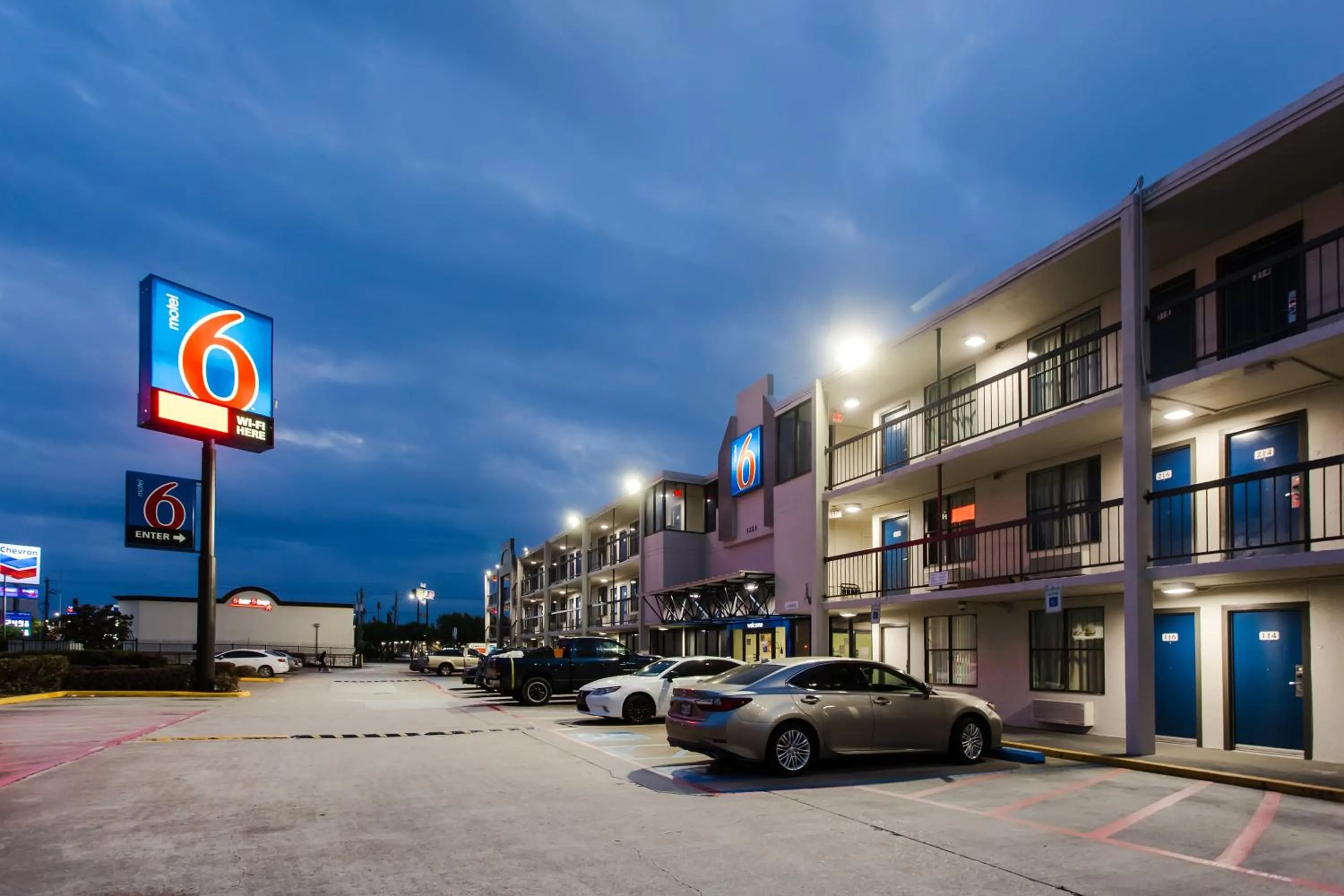 Property building in Motel 6 Houston, TX - Medical Center - NRG Stadium