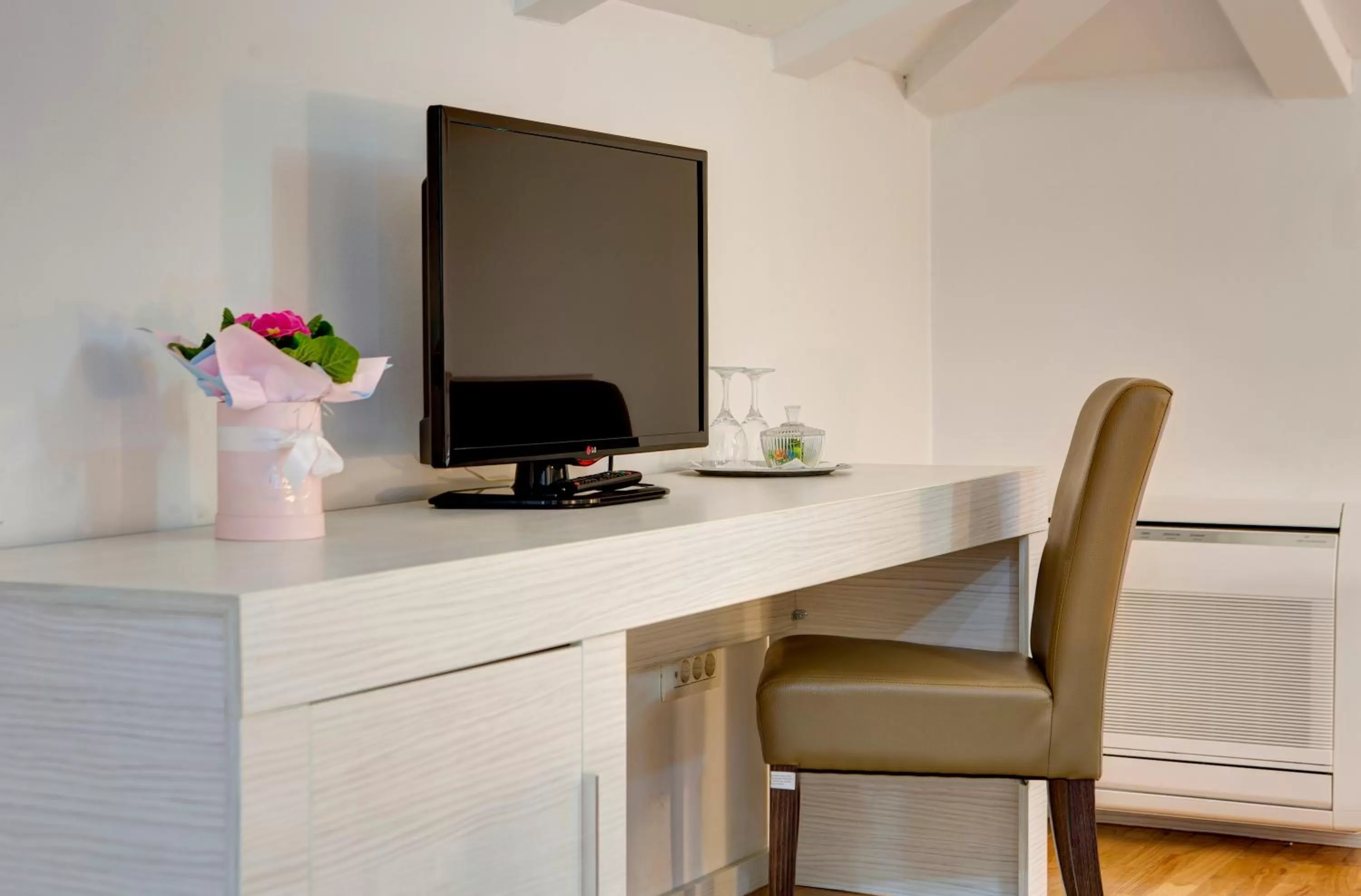 TV and multimedia in Hotel Villa Milas