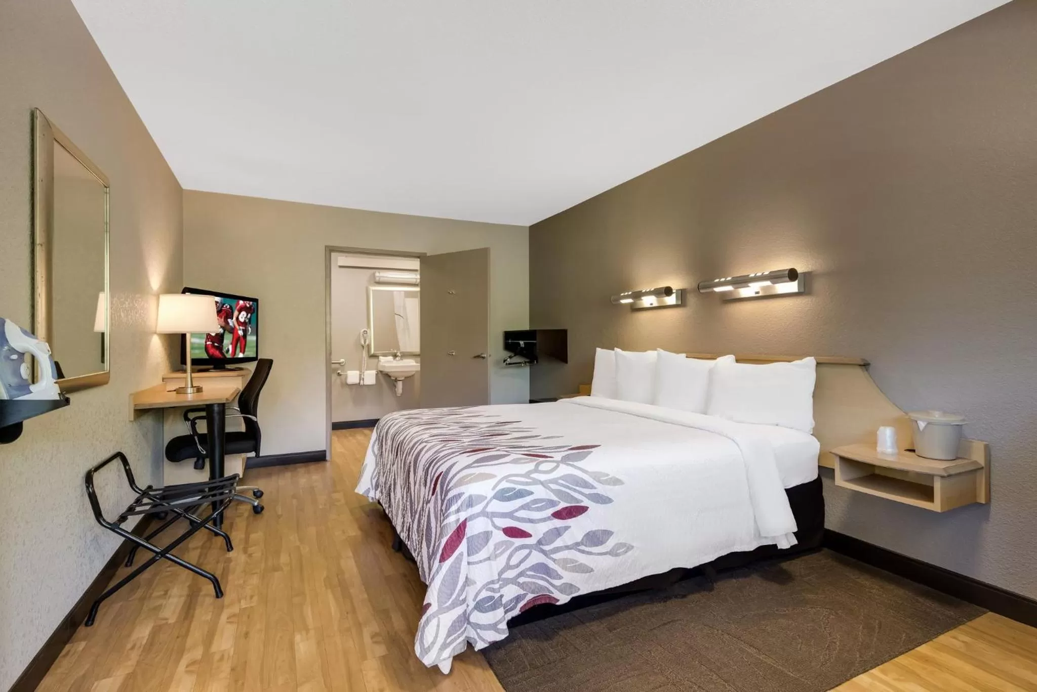 Photo of the whole room, Bed in Red Roof Inn Asheville - Biltmore West