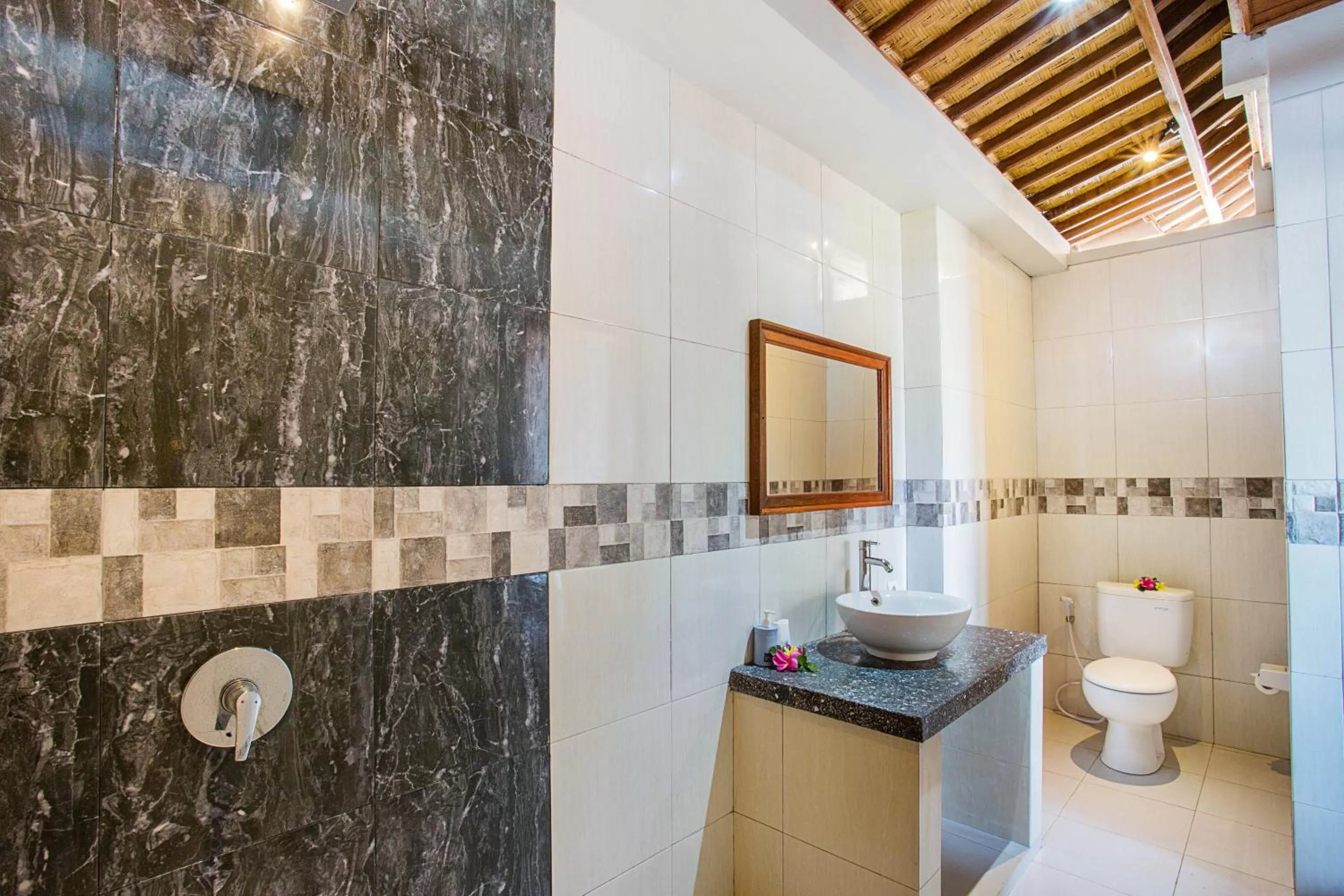 Bathroom in Nusa Veranda Sunset Villas & Restaurant