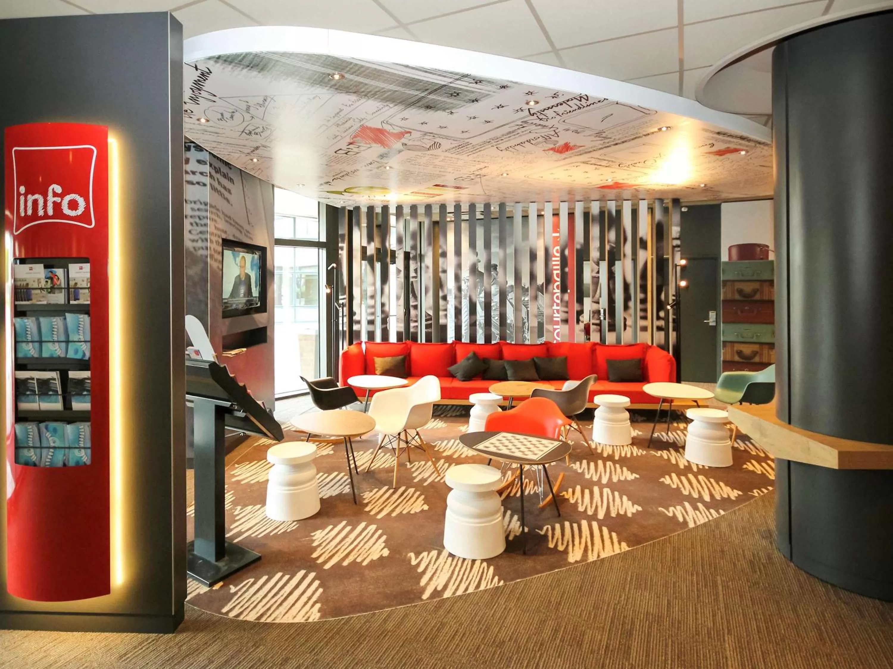 Lounge or bar in Ibis Marne la Vallée Noisy