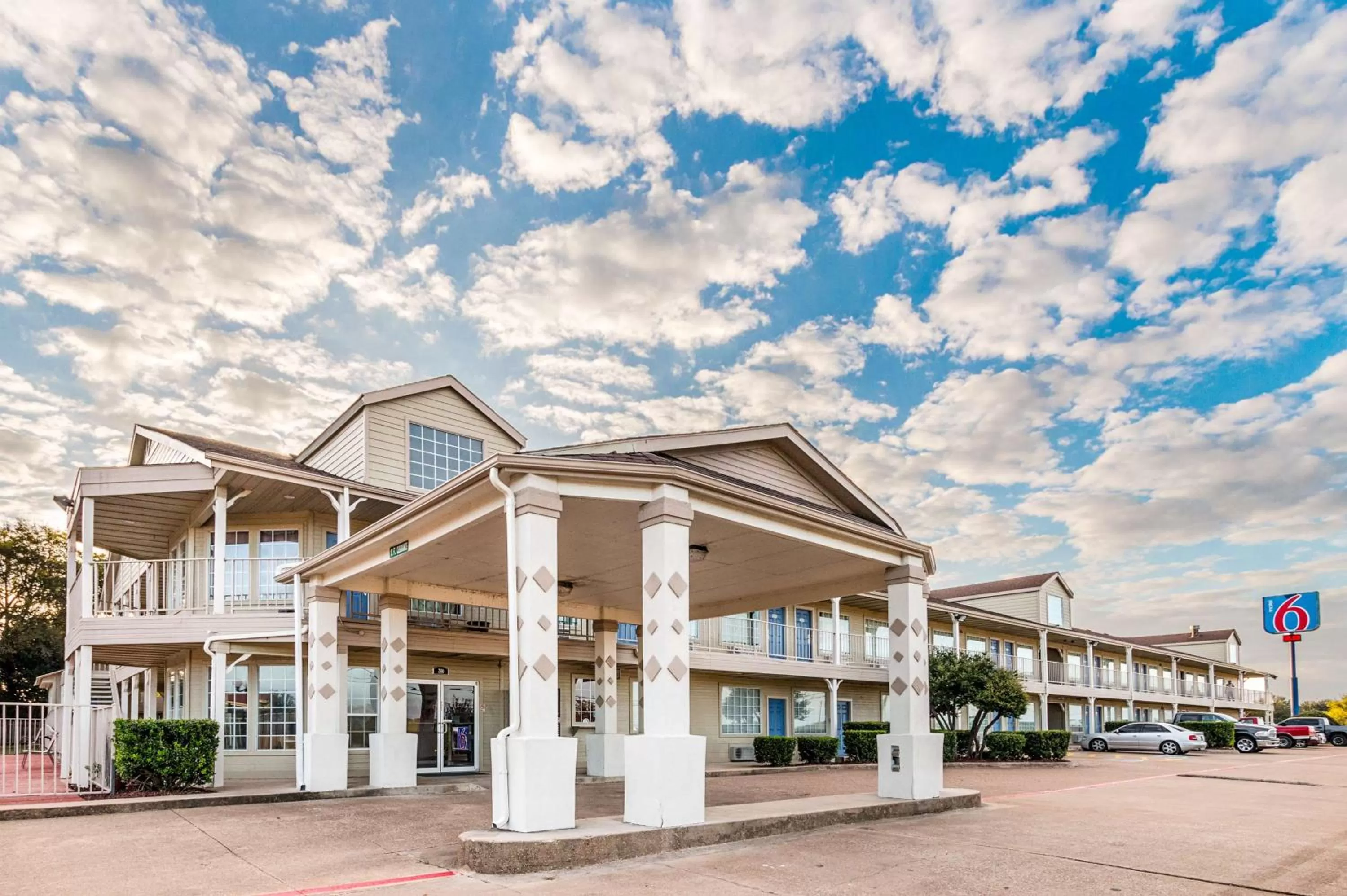 Property building in Motel 6-Waxahachie, TX
