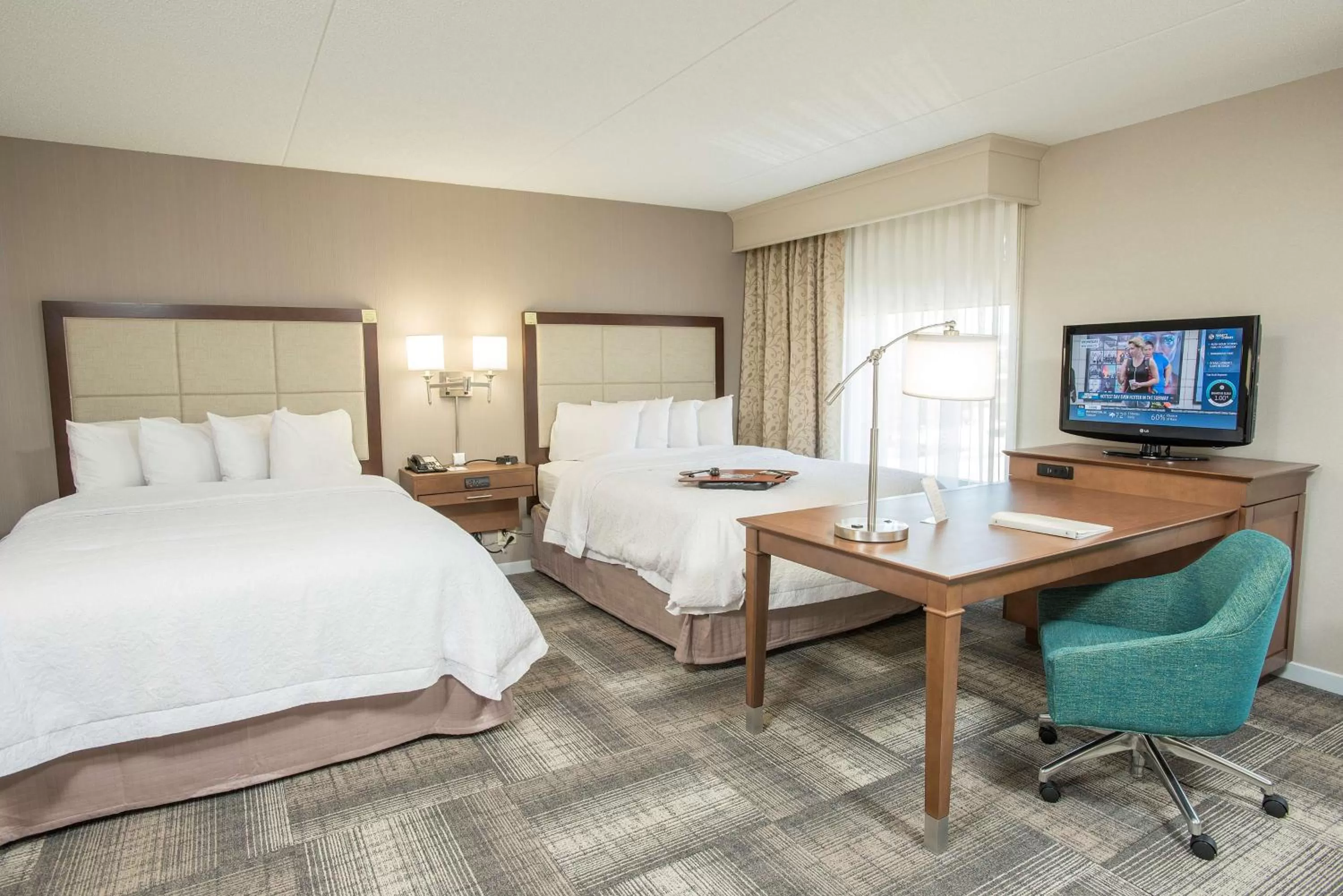 Bedroom, Bed in Hampton Inn & Suites Cincinnati-Union Centre