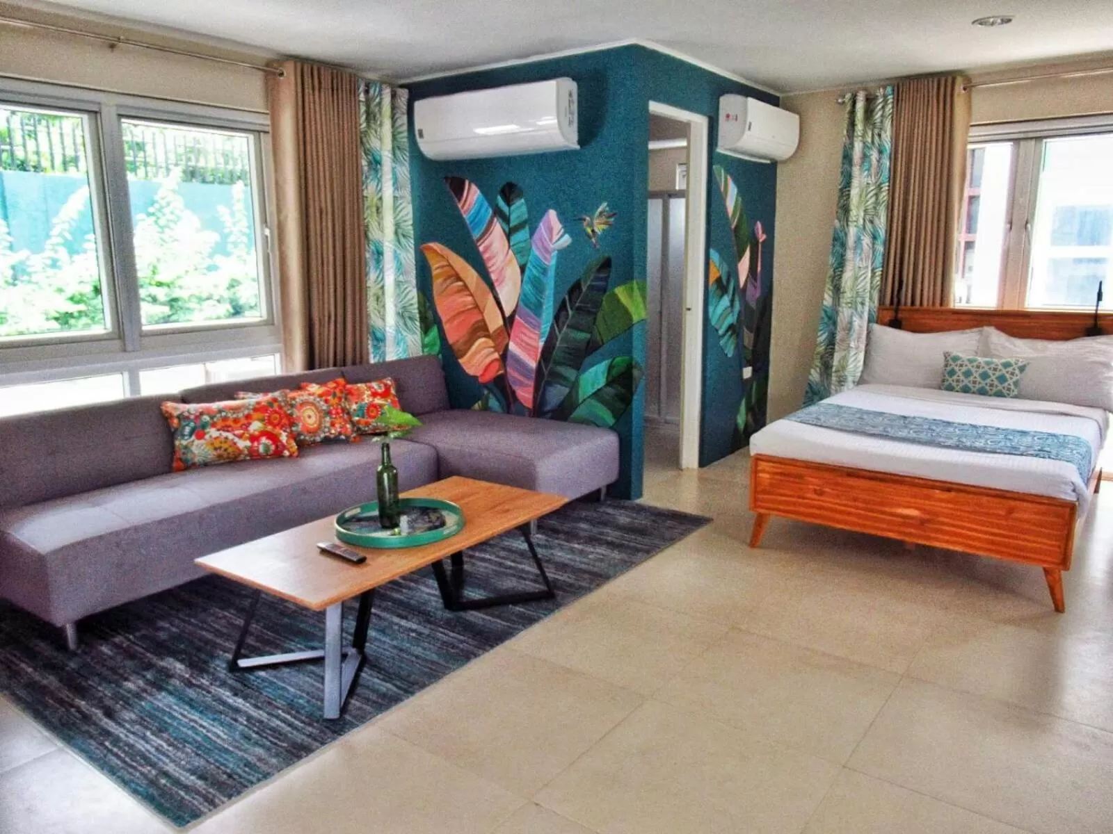 Living room, Bed in Hotel Kimberly Tagaytay