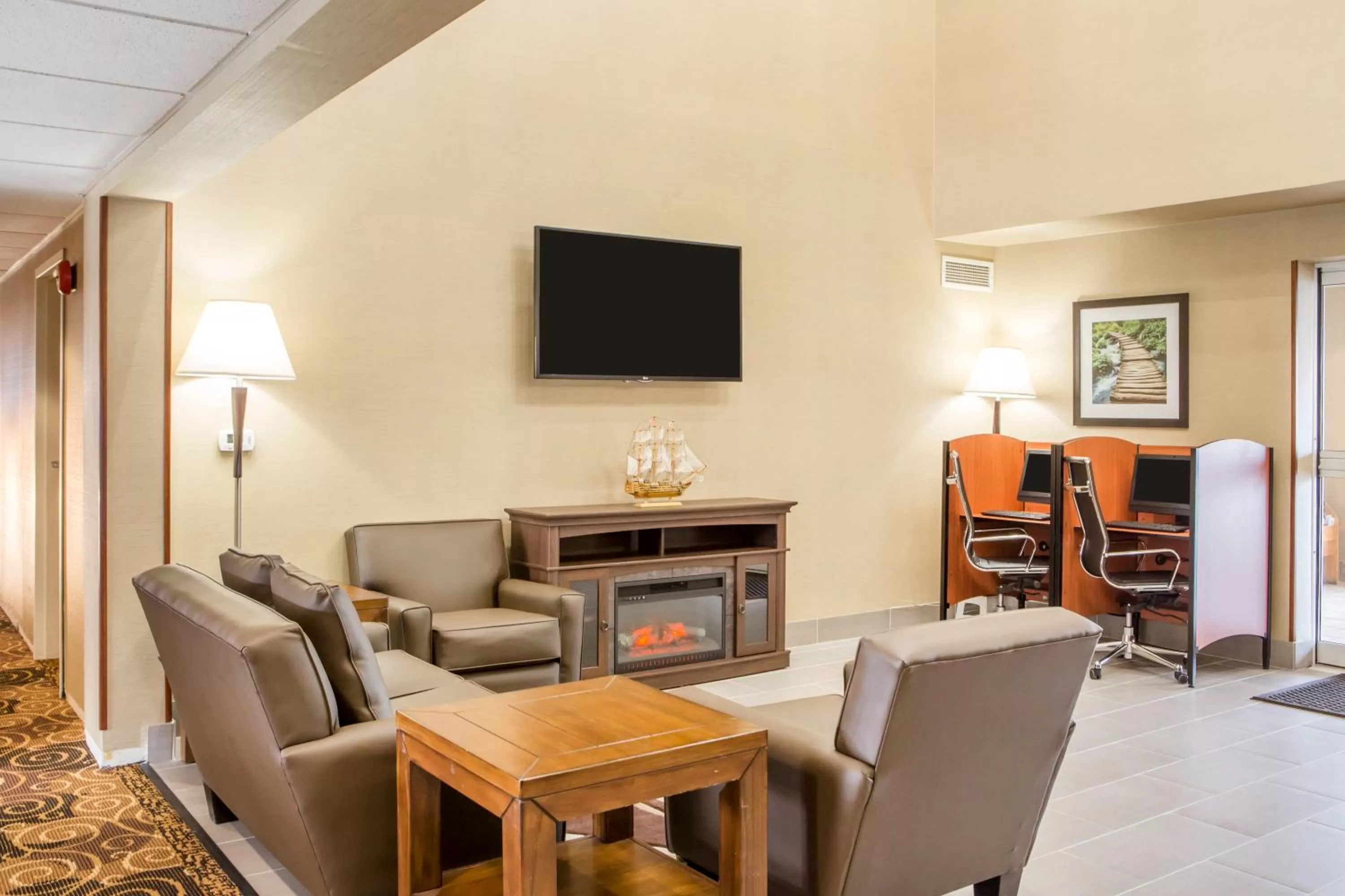 Lobby or reception in Hawthorn Extended Stay by Wyndham Milwaukee Airport