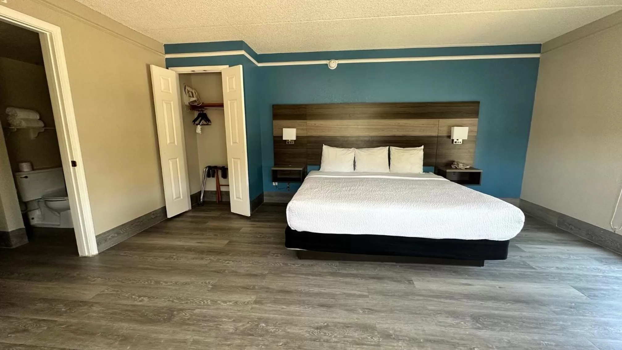 Bedroom, Bed in Days Inn by Wyndham San Diego Vista