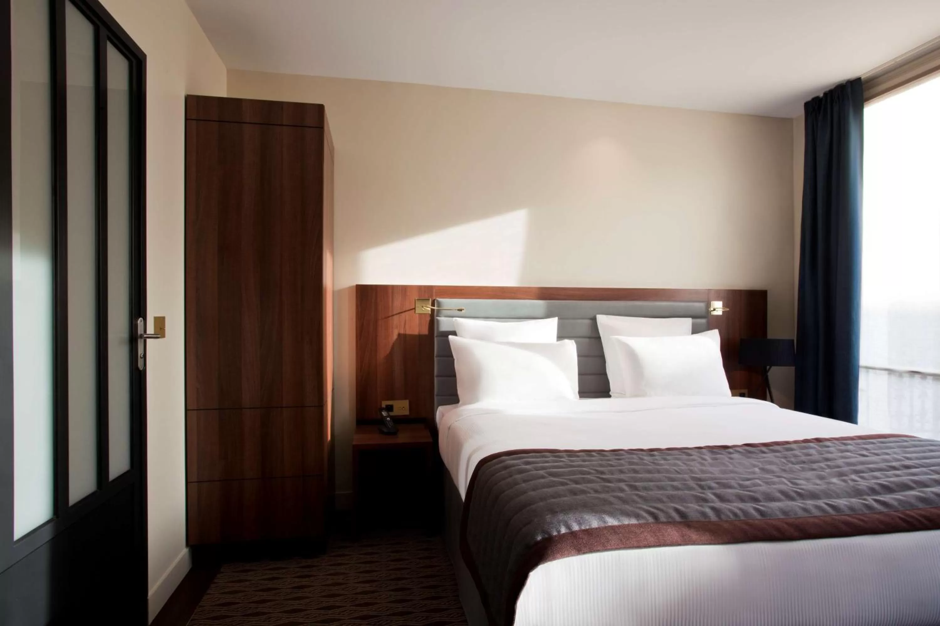 Photo of the whole room, Bed in Hôtel Mayflower Opera