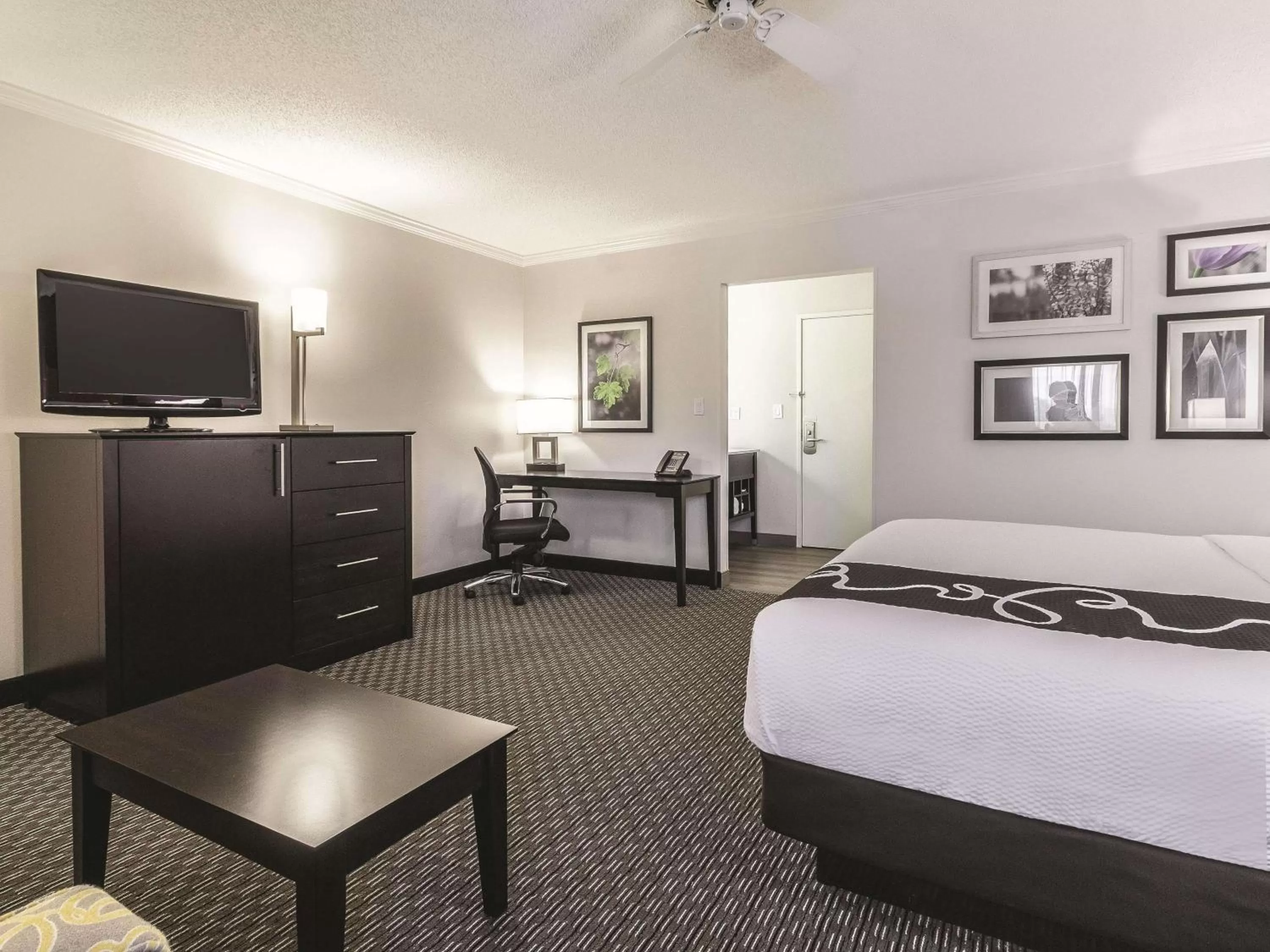 Photo of the whole room, Bed in La Quinta by Wyndham Cleveland - Airport North
