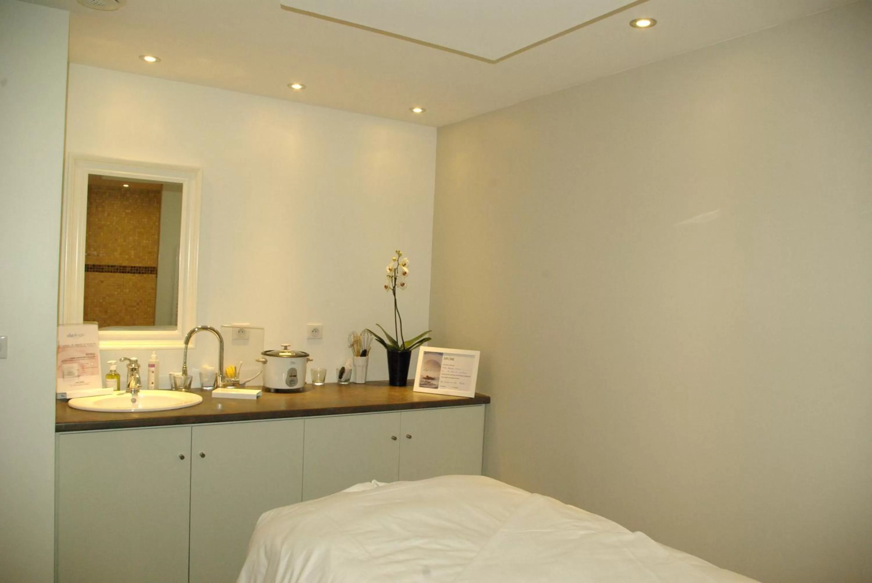 Spa and wellness centre/facilities, Bed in Logis Hotel, restaurant et spa Le Relais De Broceliande