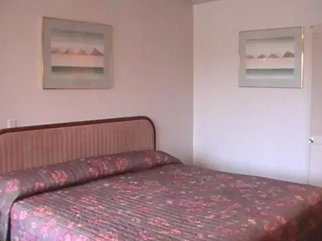 King Room - Non-Smoking in Hometown Inn Galion King Room - Non-Smoking in Hometown Inn Galion