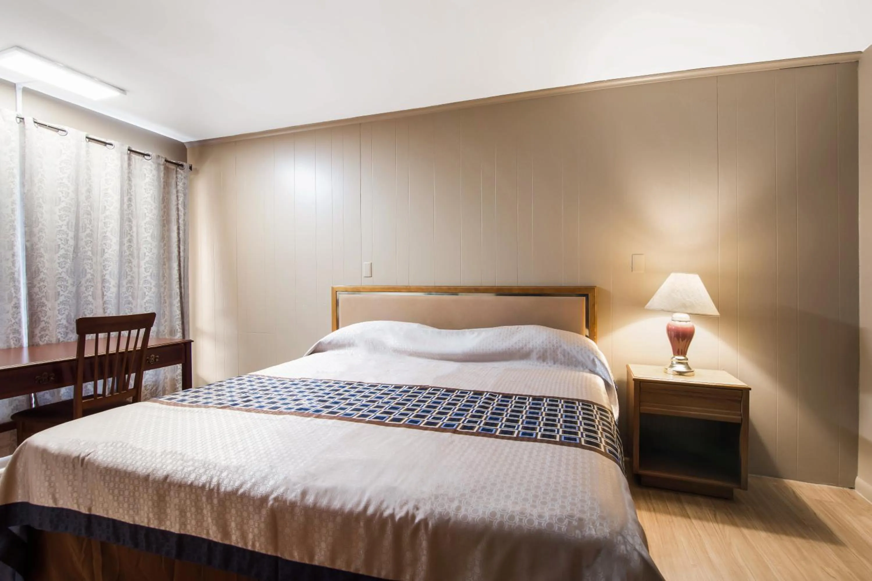 Bed in Knights Inn Amsterdam