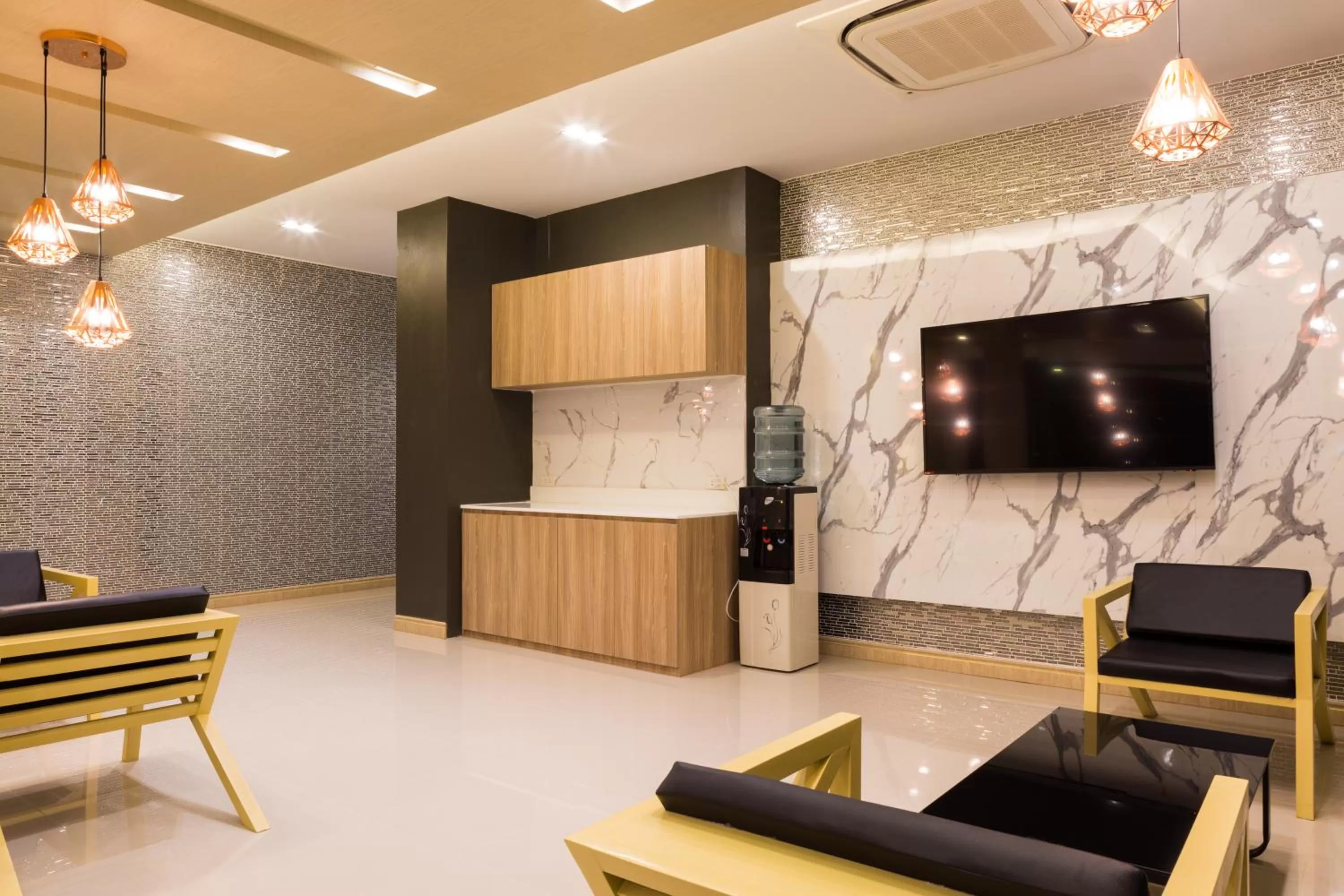 Restaurant/places to eat in Grand Inter Hotel