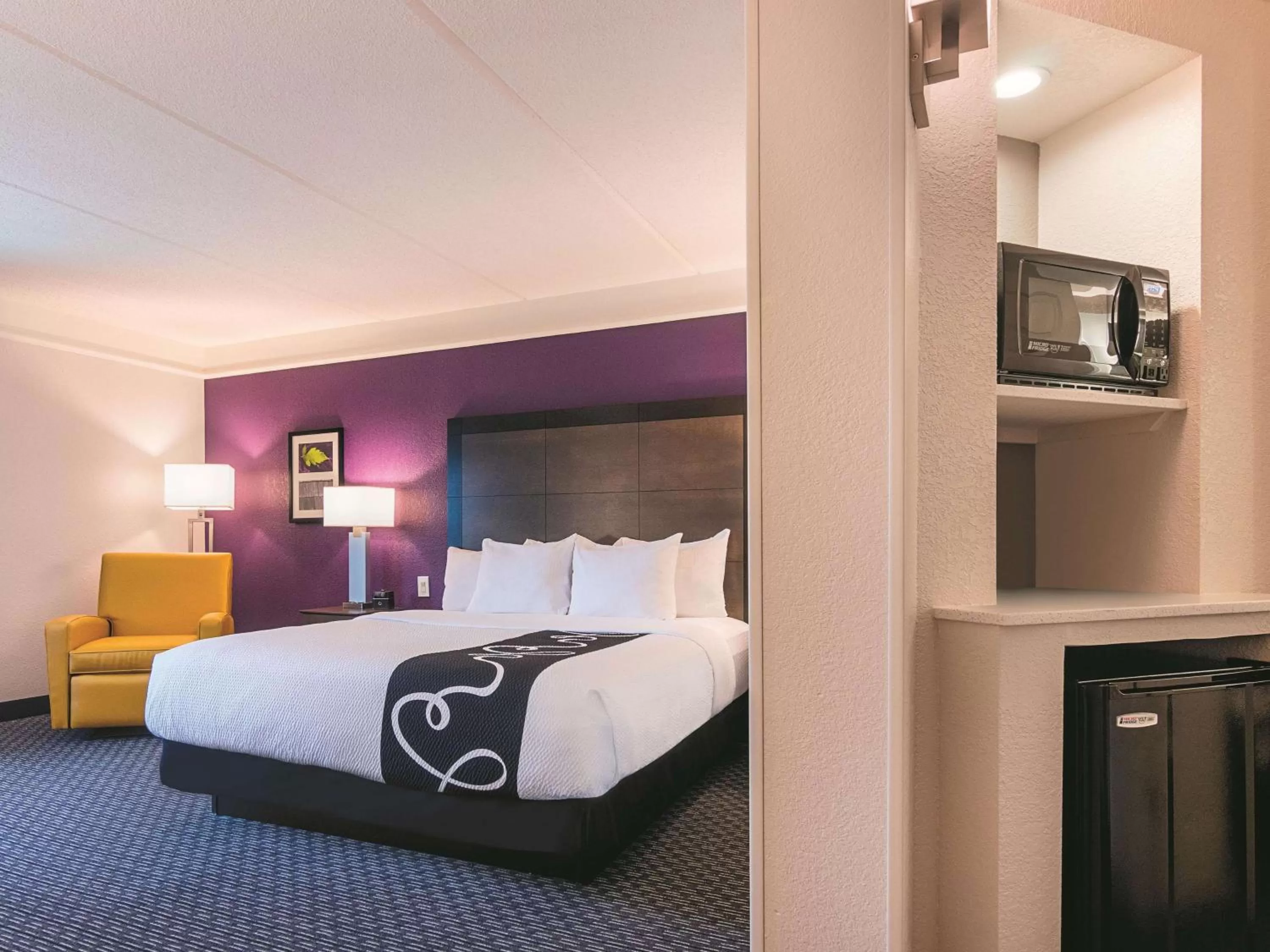 Photo of the whole room, Bed in La Quinta by Wyndham Atlanta Conyers