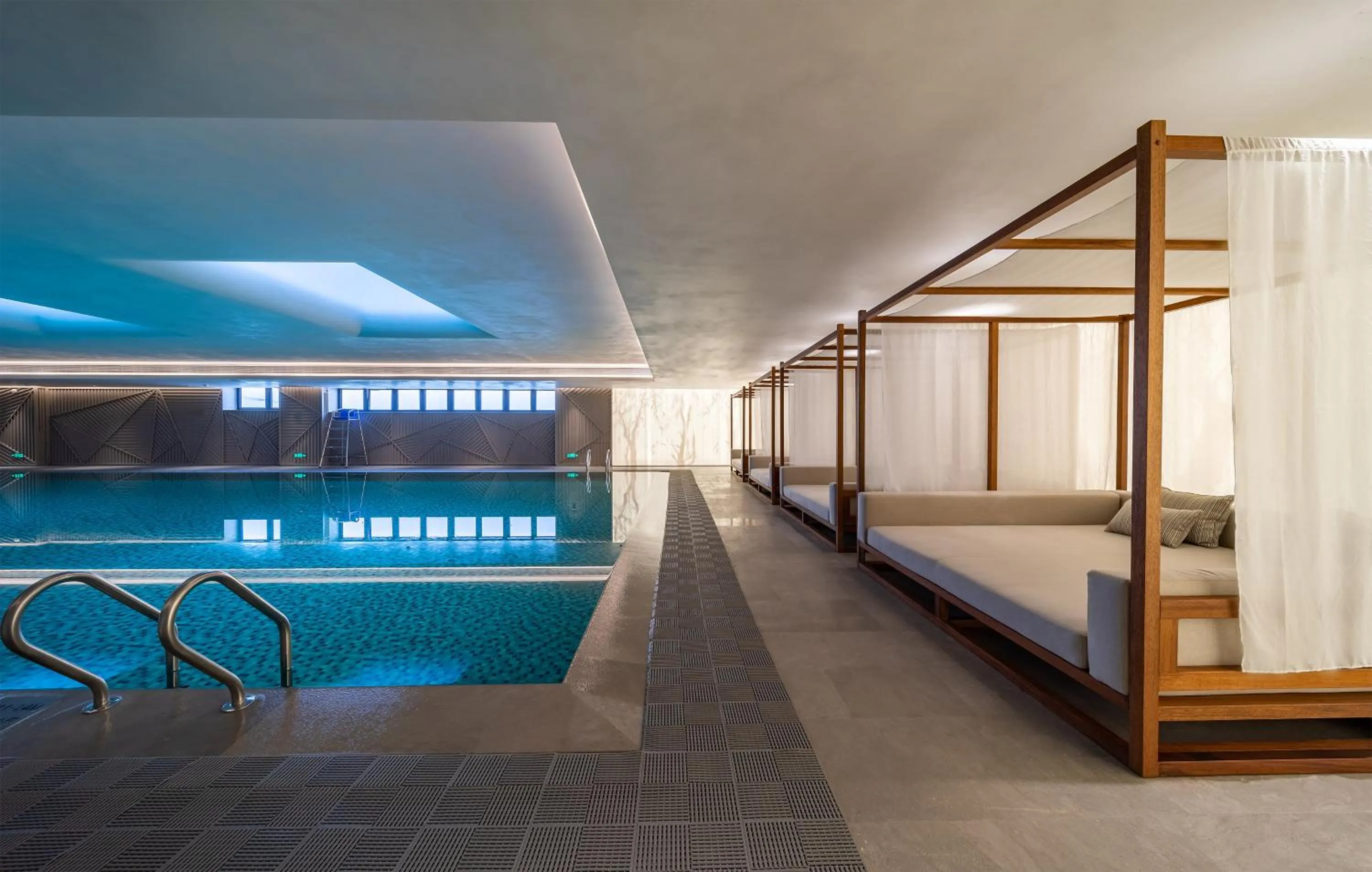 Swimming pool in HUALUXE Xi'an Chanba by IHG