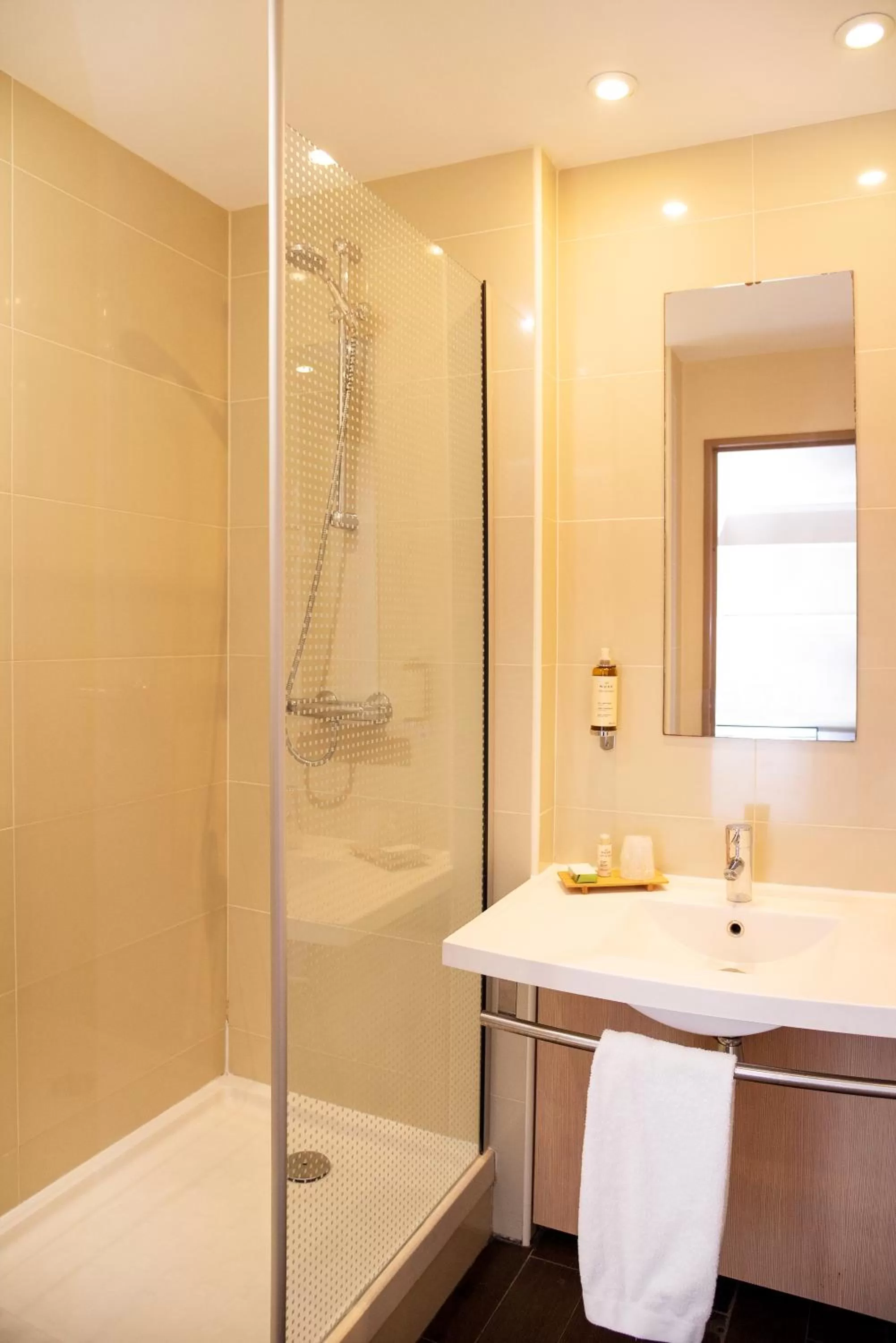 Shower in Best Western Plus Hôtel Colbert