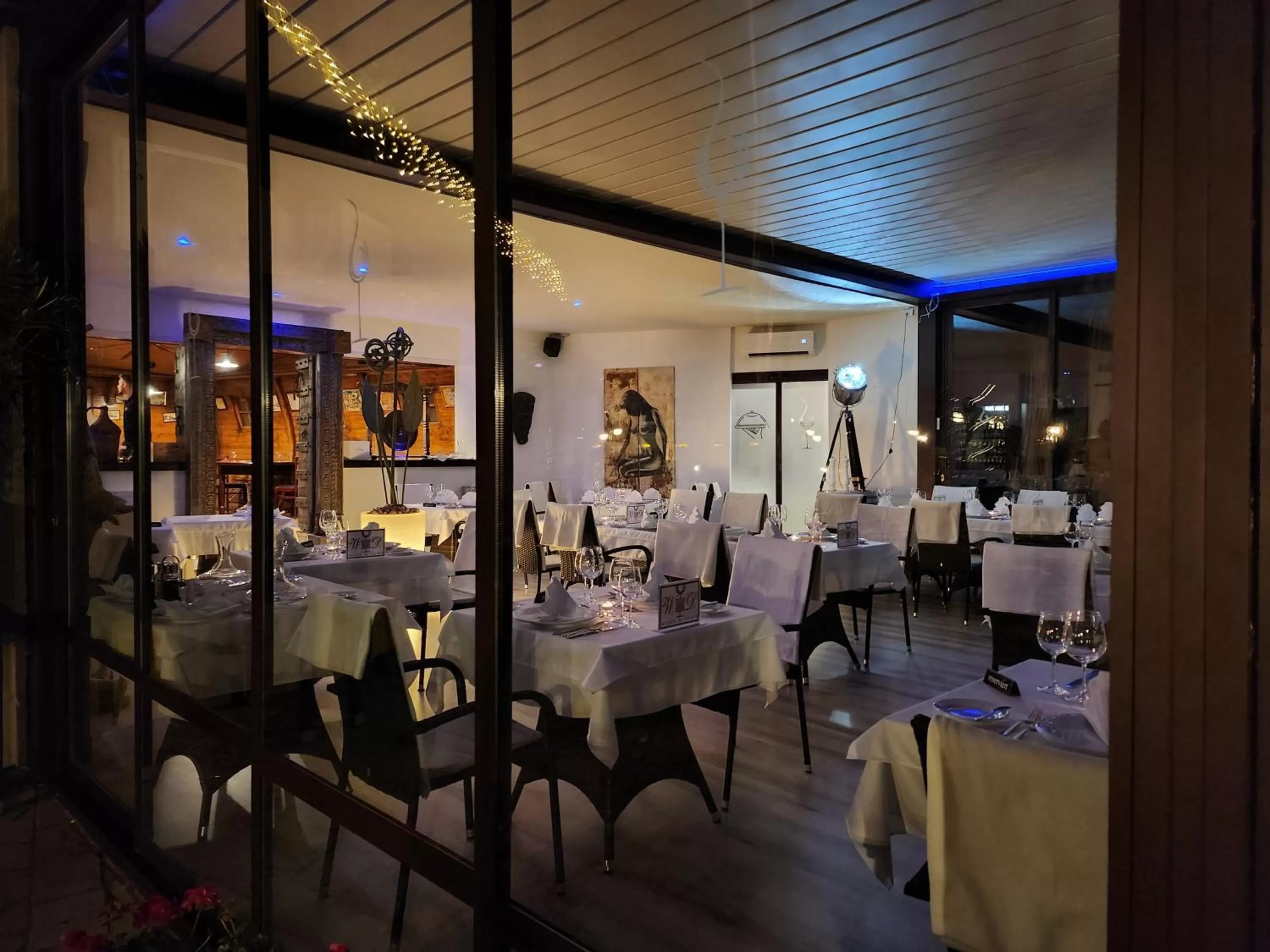 Arany Szarvas Fogadó és Captain Drakes Pub